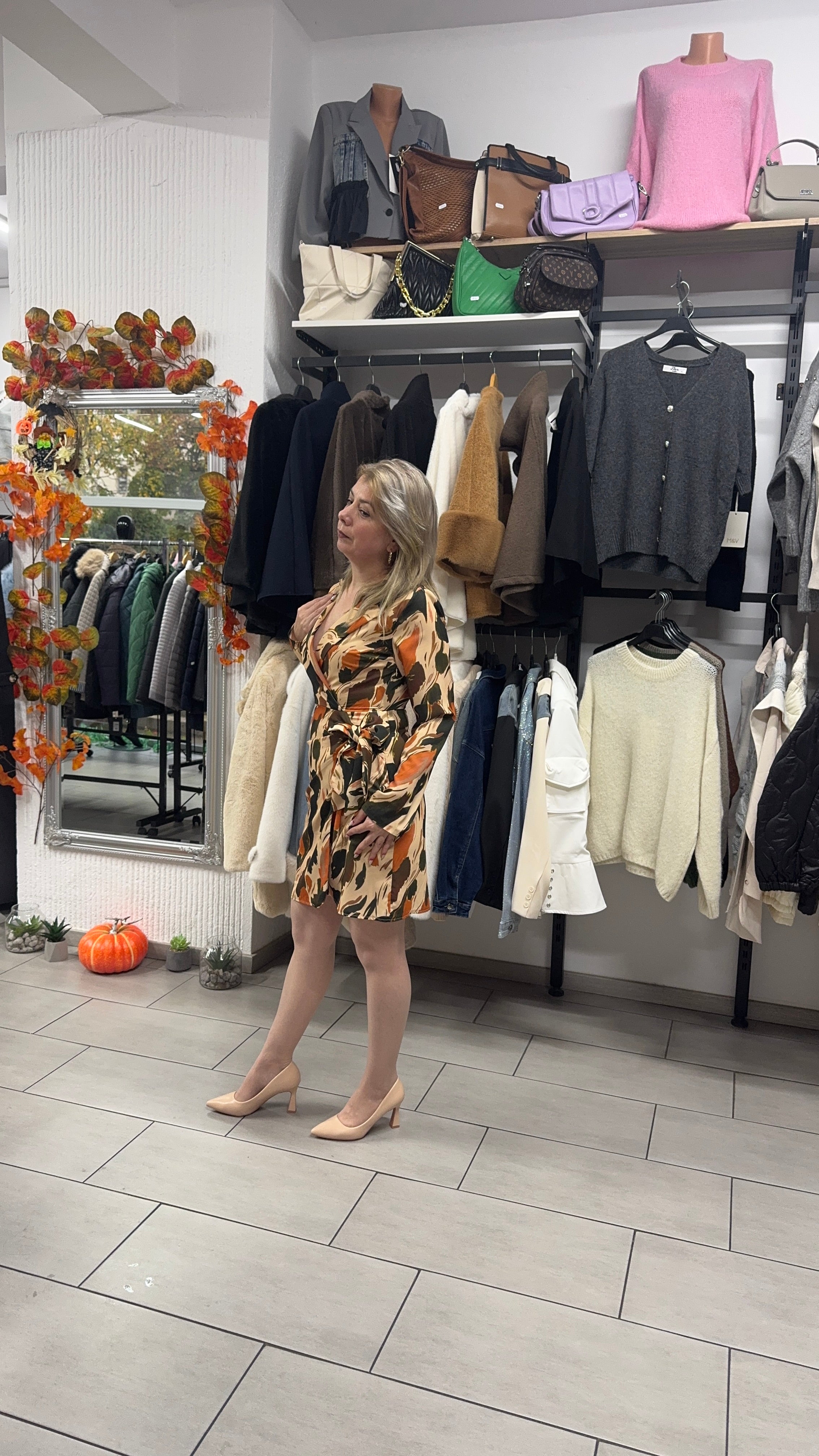 Rochie scurtă petrecută cu imprimeu abstract în nuanțe de toamnă