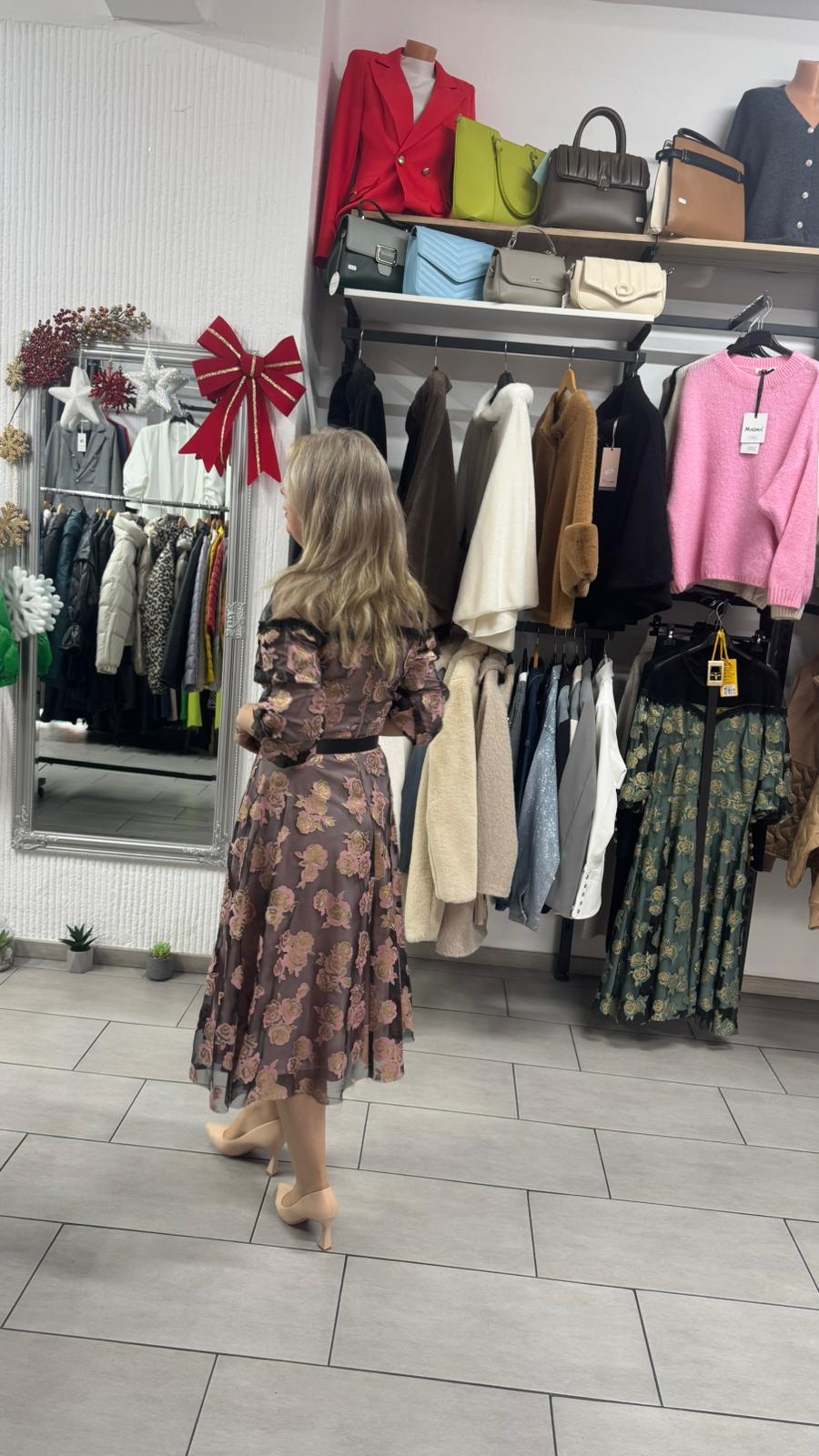 Rochie elegantă roz pudra cu broderie florală și inserție din tull