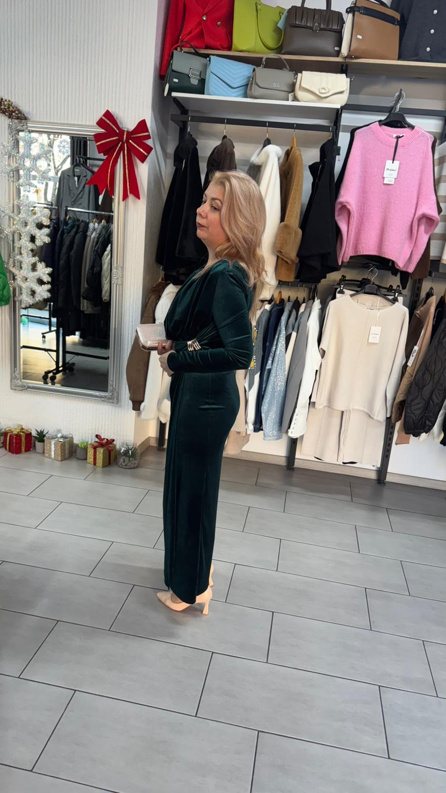 Rochie lungă elegantă din catifea verde cu drapaj și mâneci lungi