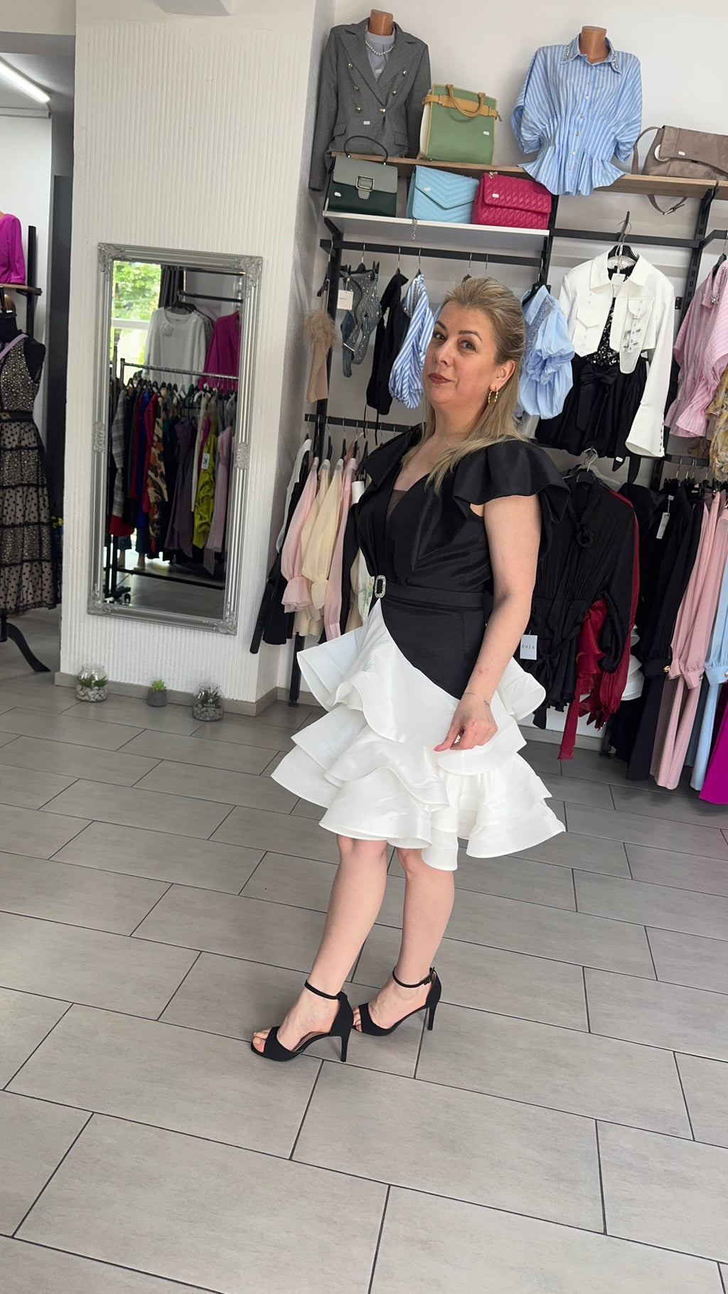 Rochie Scurtă de Ocazie Alb-Negru cu Volane și Cataramă cu Strasuri