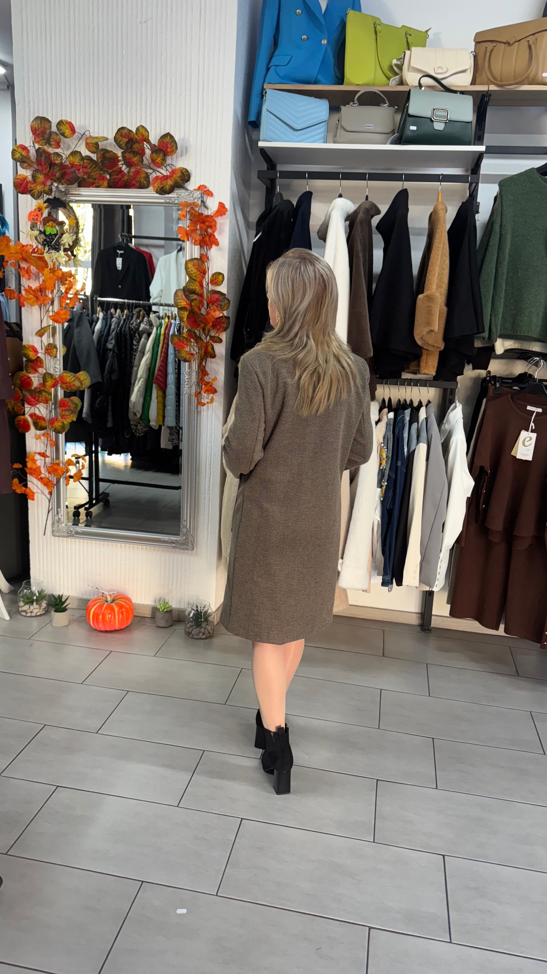 Palton scurt din stofă maro cu croială dreaptă