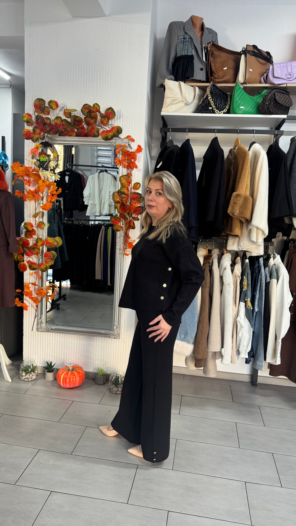 Compleu negru din tricot cu nasturi aurii decorativi