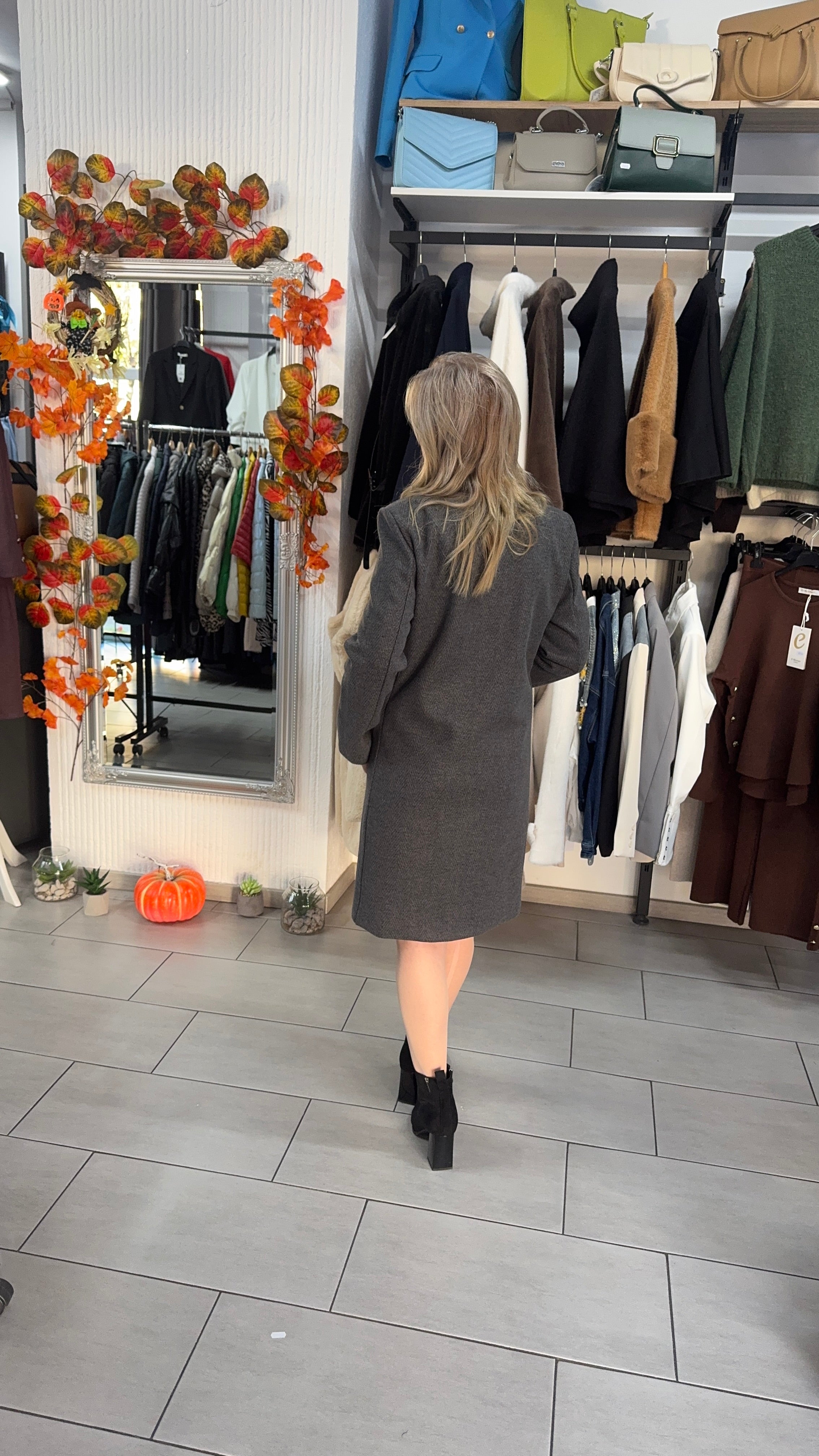 Palton elegant gri antracit cu revere și croială dreaptă