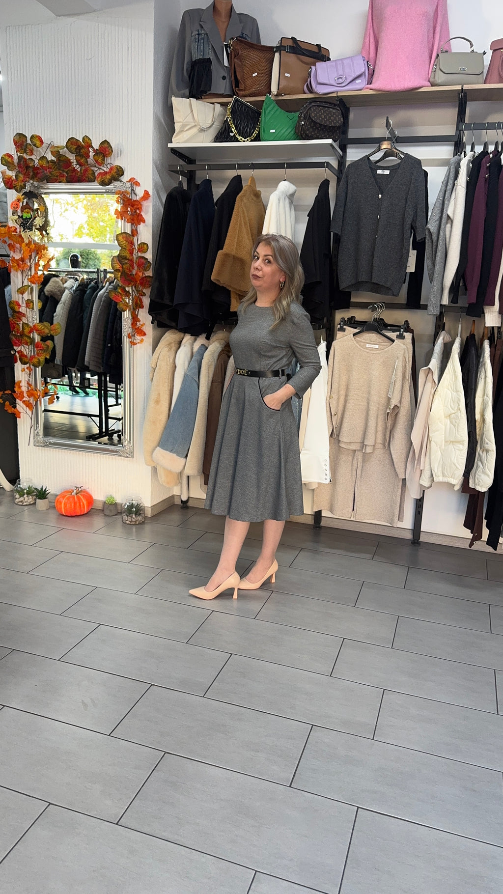 Rochie gri midi din tricot fin cu buzunare și cordon subțire