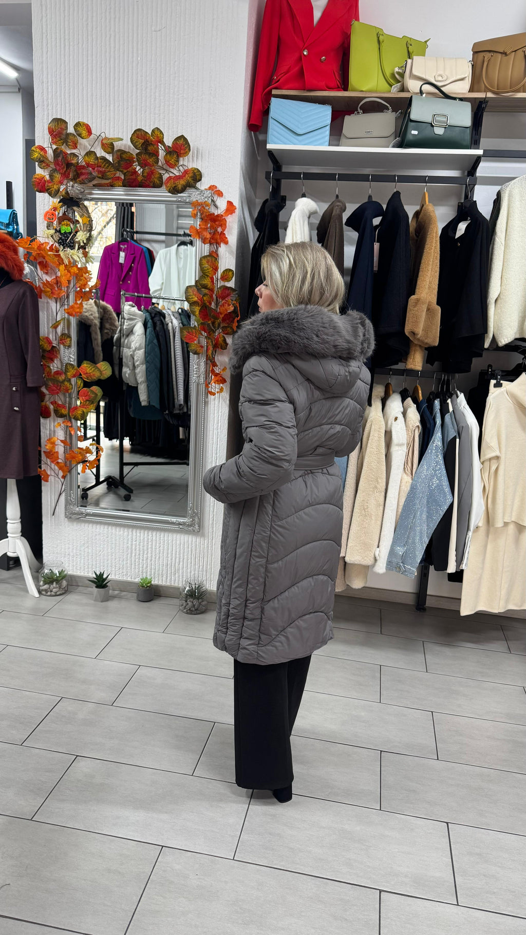 Geacă lungă gri cu cordon și glugă cu blană