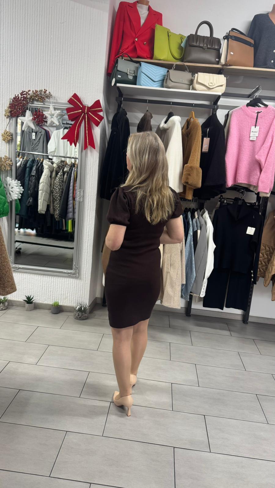 Rochie maro elegantă din tricot fin cu aplicație decorativă aurie