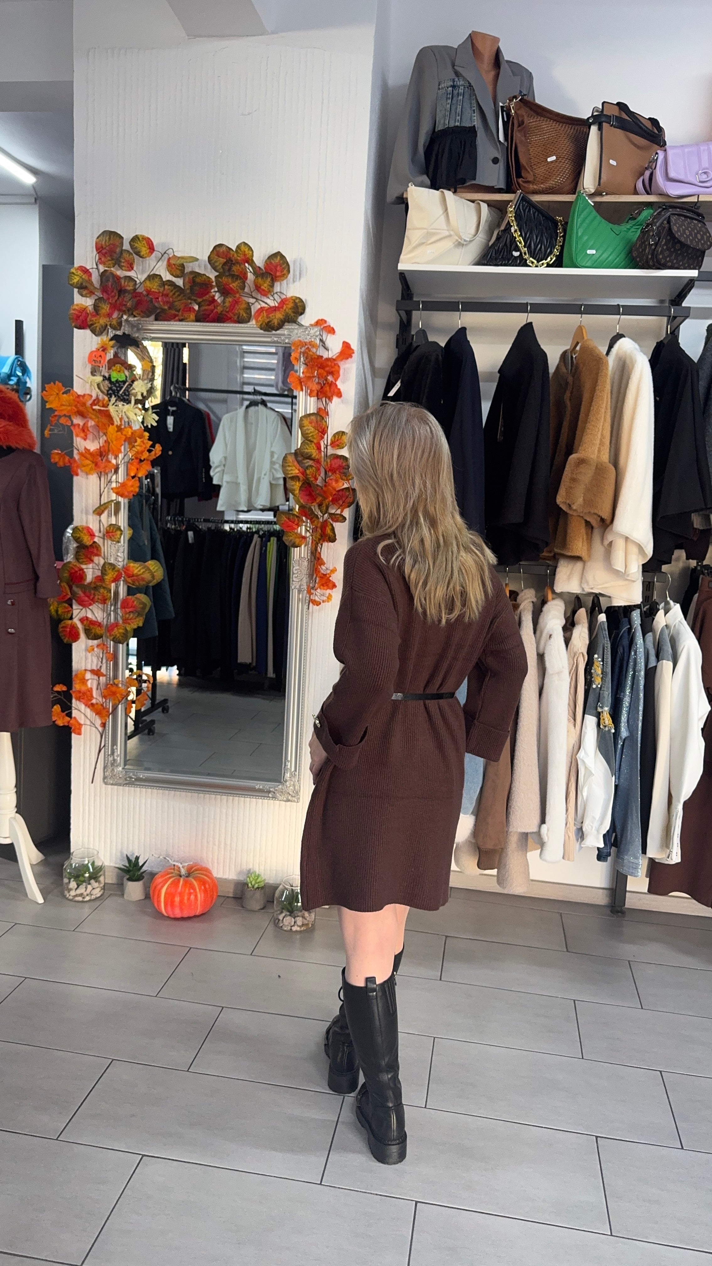 Rochie tricotată maro cu croi lejer și curea subțire