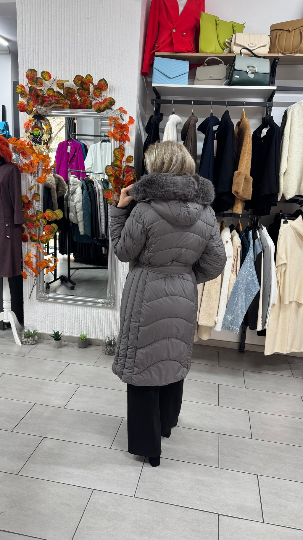 Geacă lungă gri cu cordon și glugă cu blană