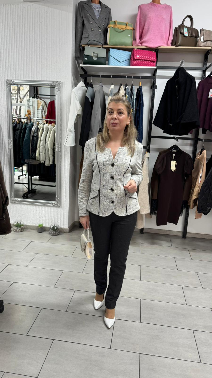 Sacou elegant damă gri texturat cu croială cambrată și nasturi decorativi