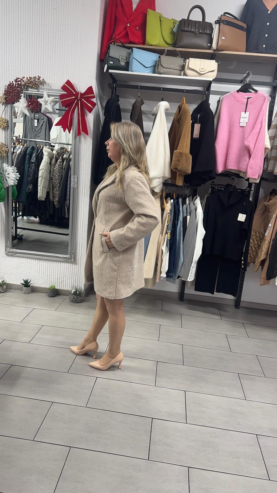 Haină tip blăniță crem, cu croi drept și închidere cu un nasture