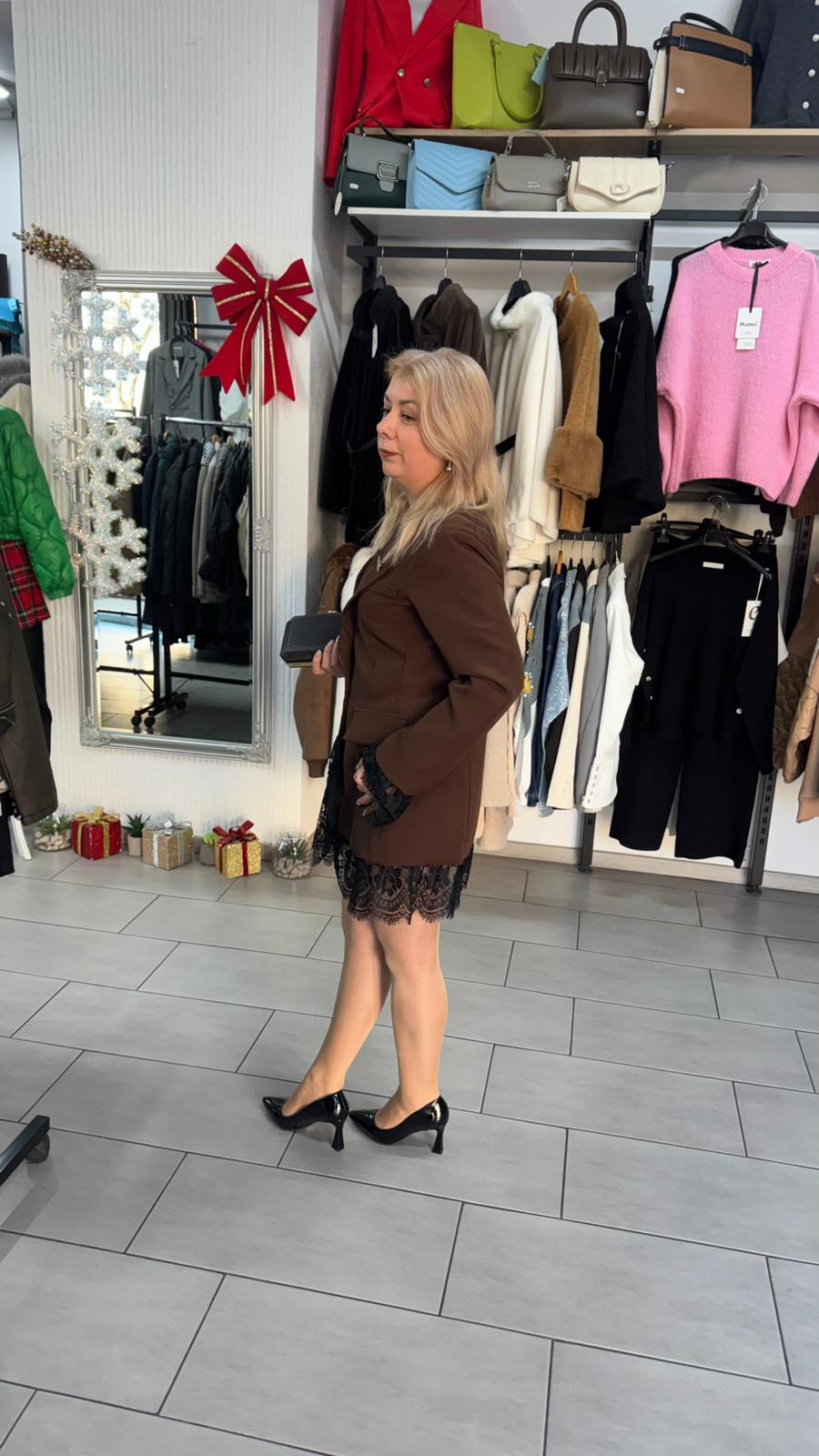 Rochie tip sacou maro cu dantelă – sacou rochiță elegantă și feminină