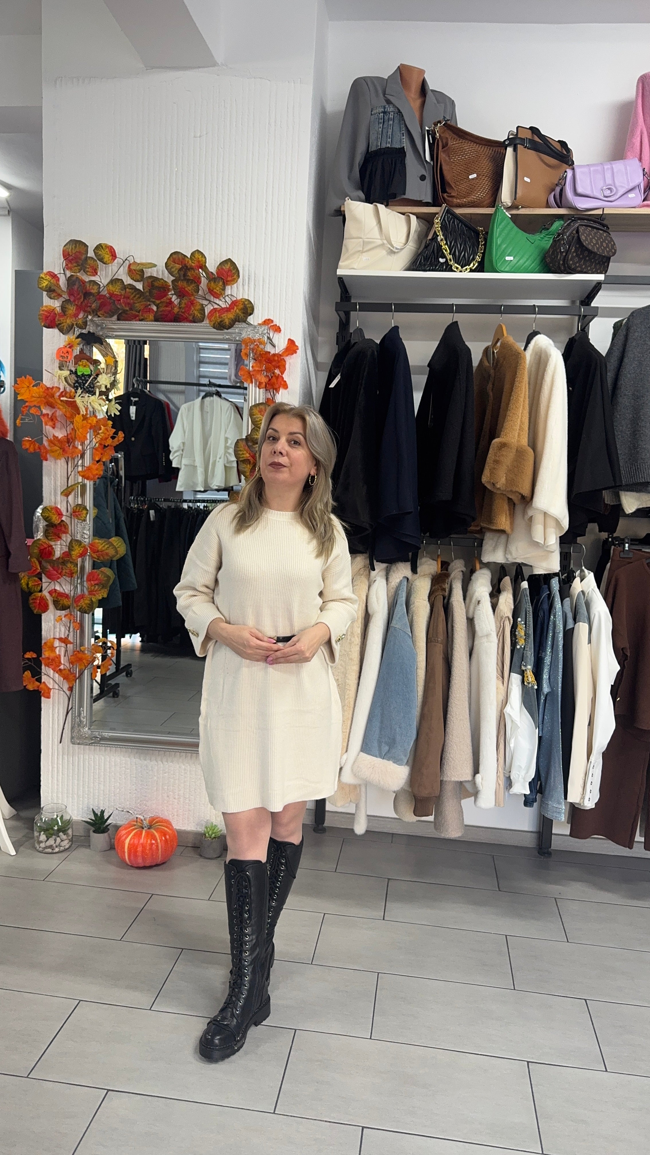 Rochie tricotată crem cu croi lejer și curea subțire