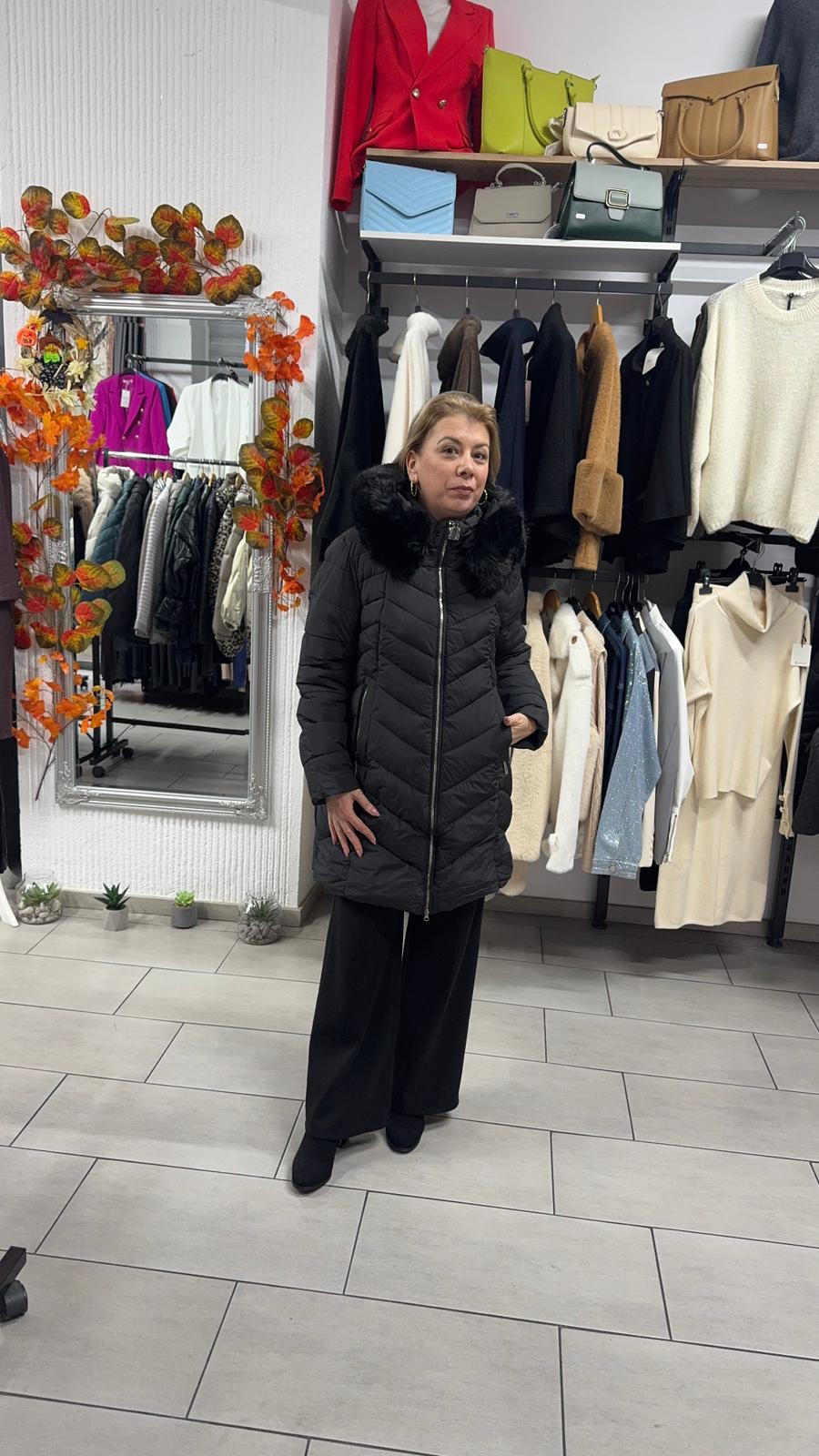 Geacă neagră lungă cu glugă și blană