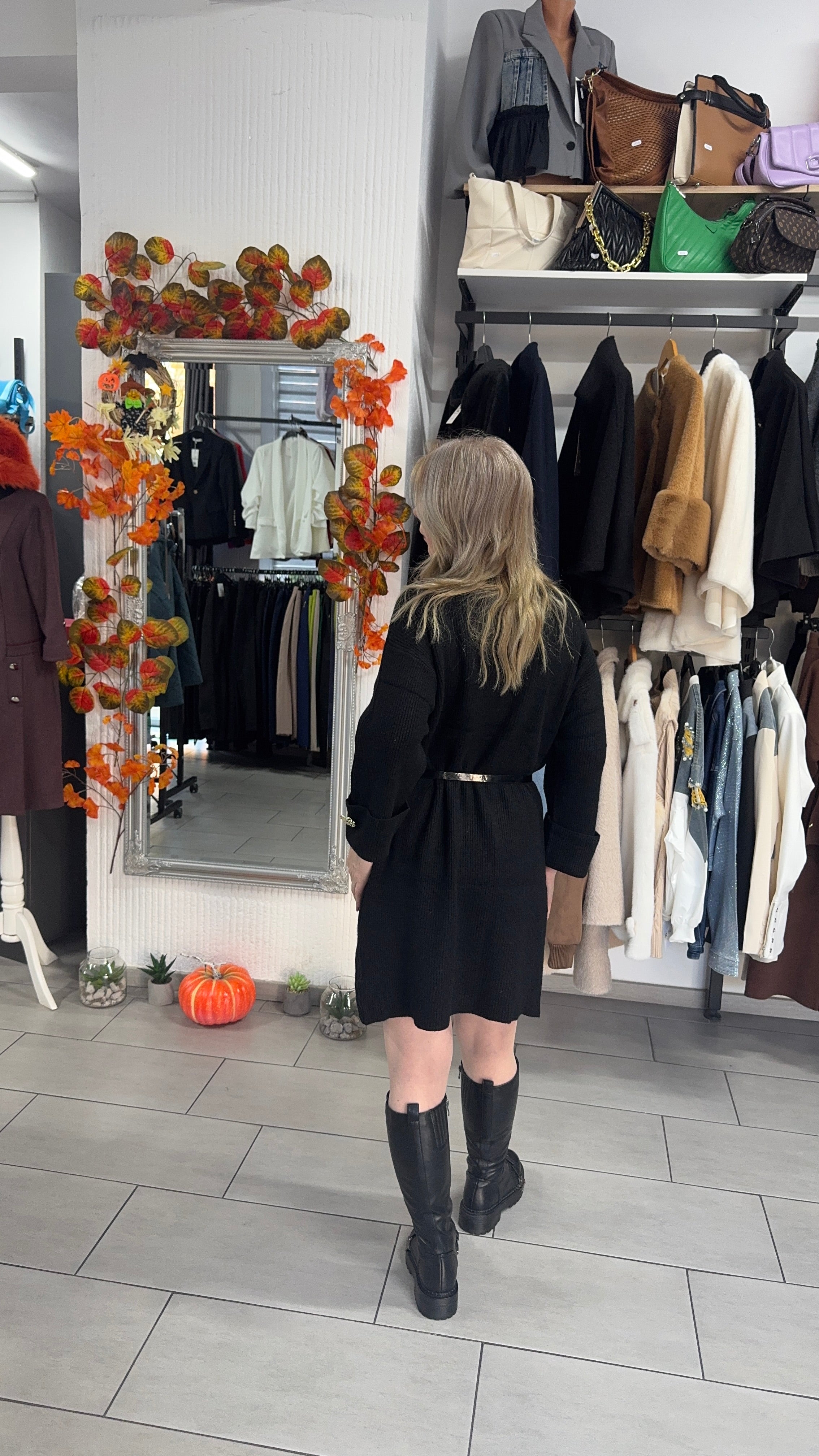 Rochie tricotată neagră cu croi lejer și curea subțire