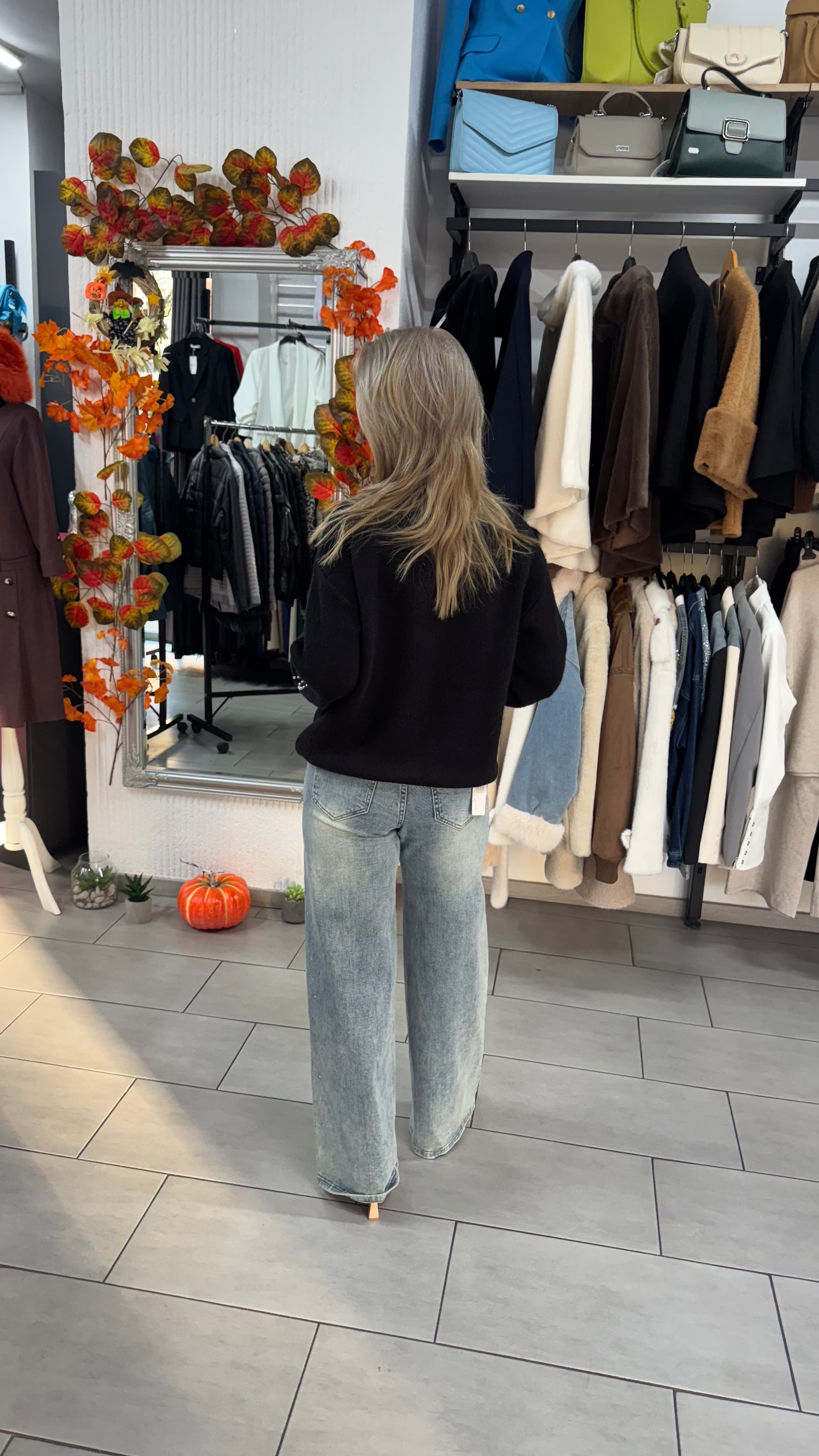 Pulover negru cu fundițe din perle aplicate