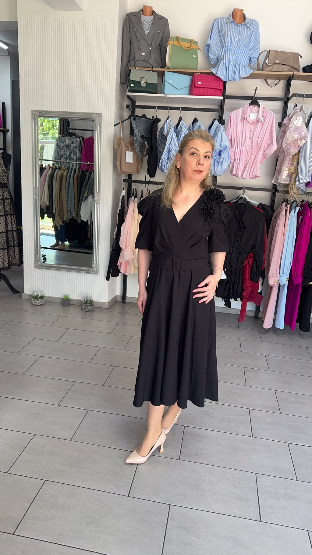 Rochie Midi Neagră Elegantă cu Decolteu în V, Cordon și Floare Aplicată
