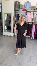 Rochie Midi Neagră Elegantă cu Decolteu în V, Cordon și Floare Aplicată
