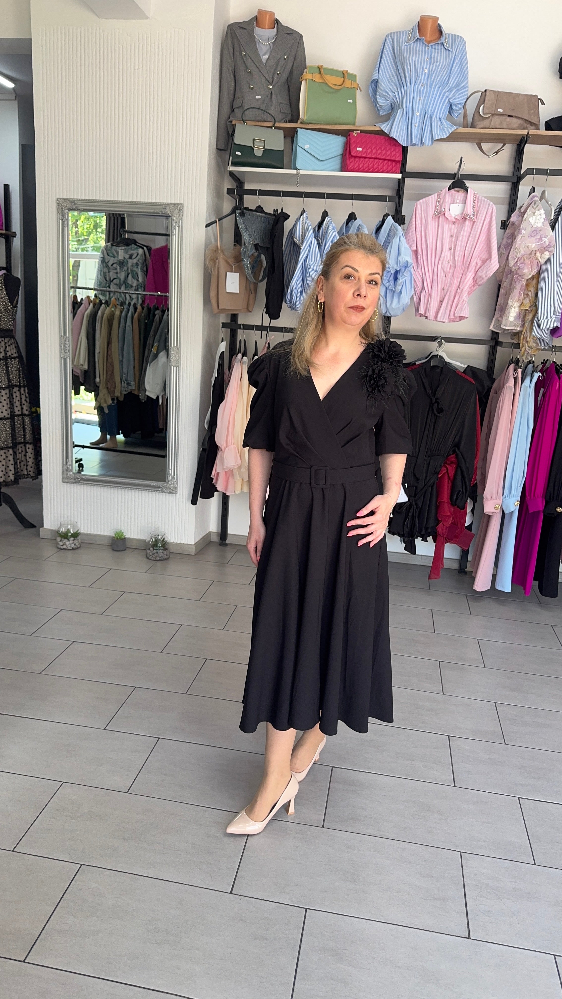 Rochie Midi Neagră Elegantă cu Decolteu în V, Cordon și Floare Aplicată