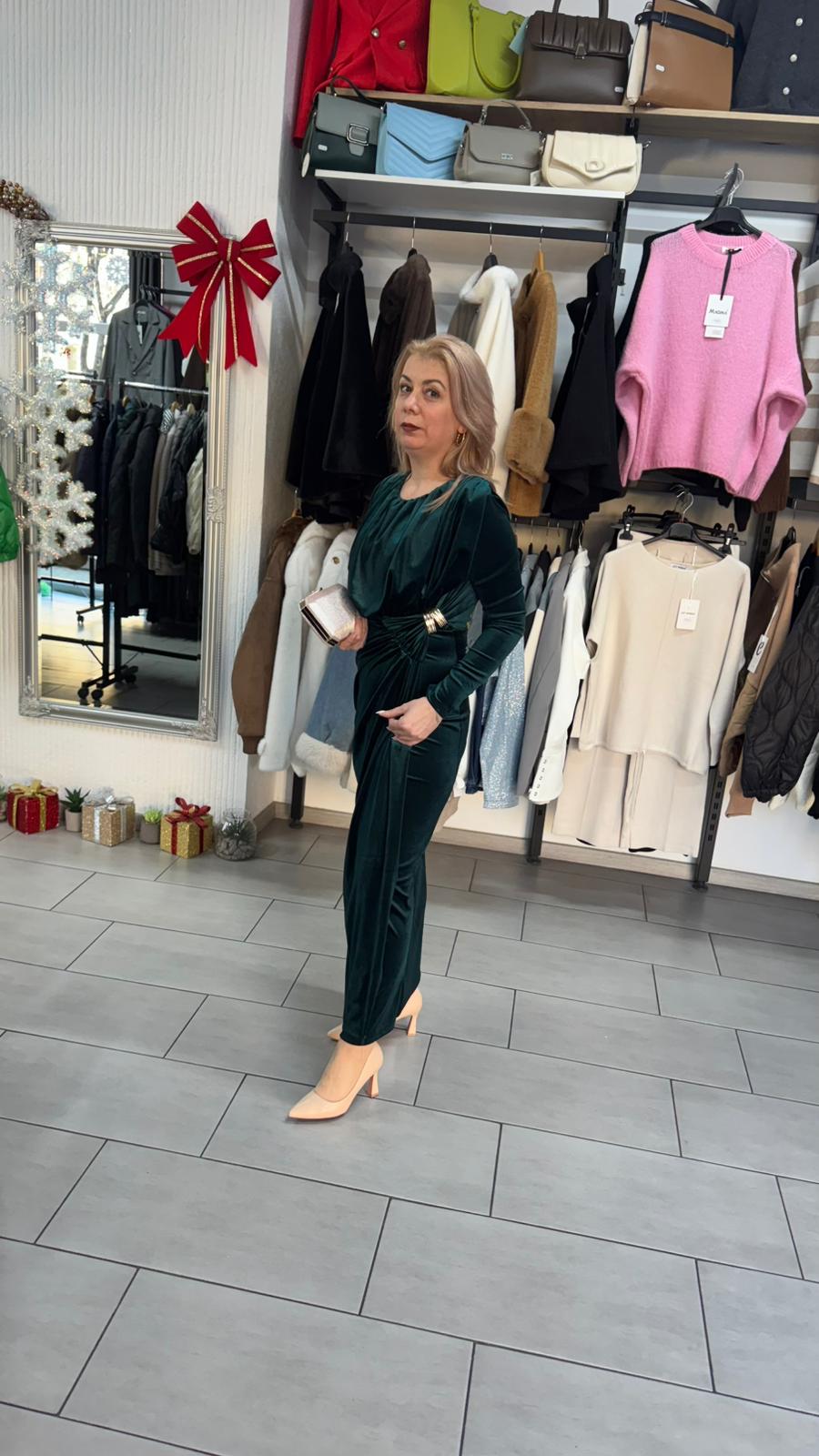 Rochie lungă elegantă din catifea verde cu drapaj și mâneci lungi
