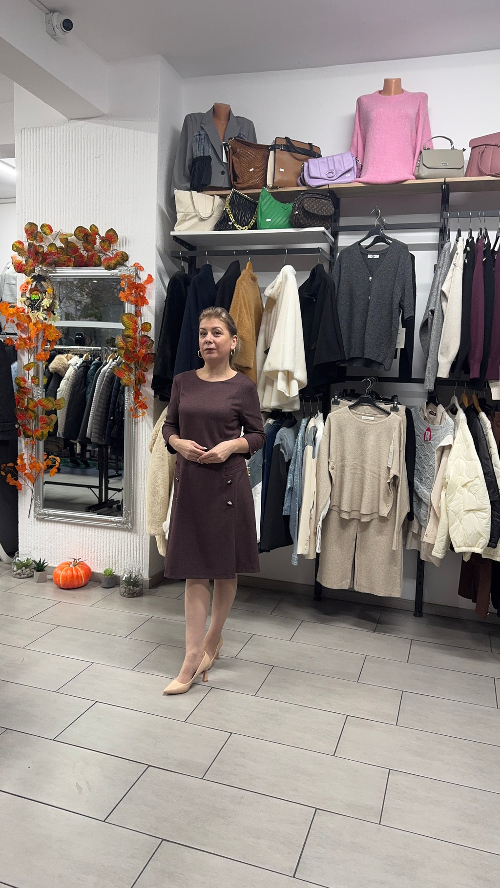 Rochie midi vișinie cu nasturi decorativi pe lateral