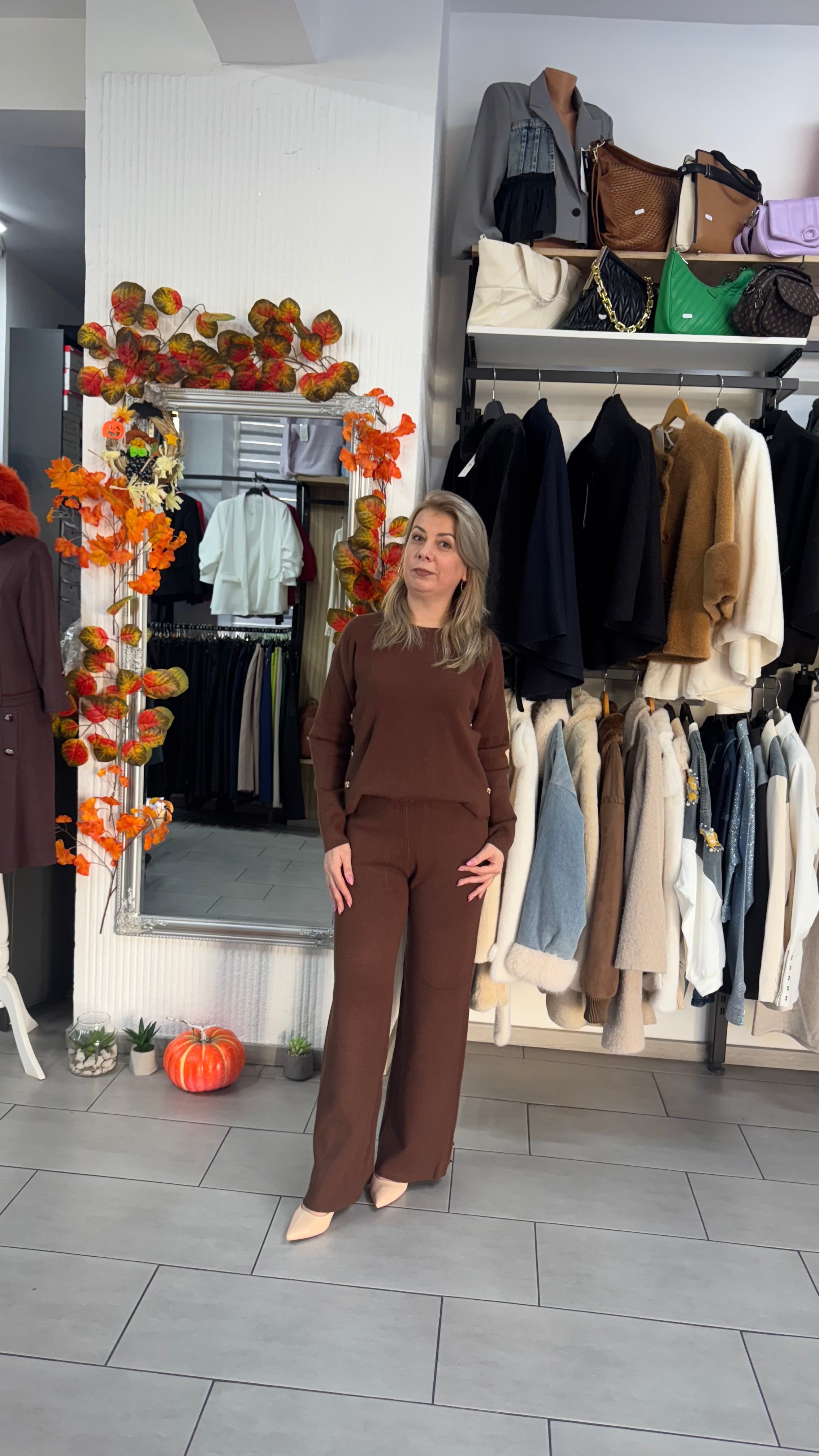 Compleu maro din tricot cu croi lejer și detalii aurii