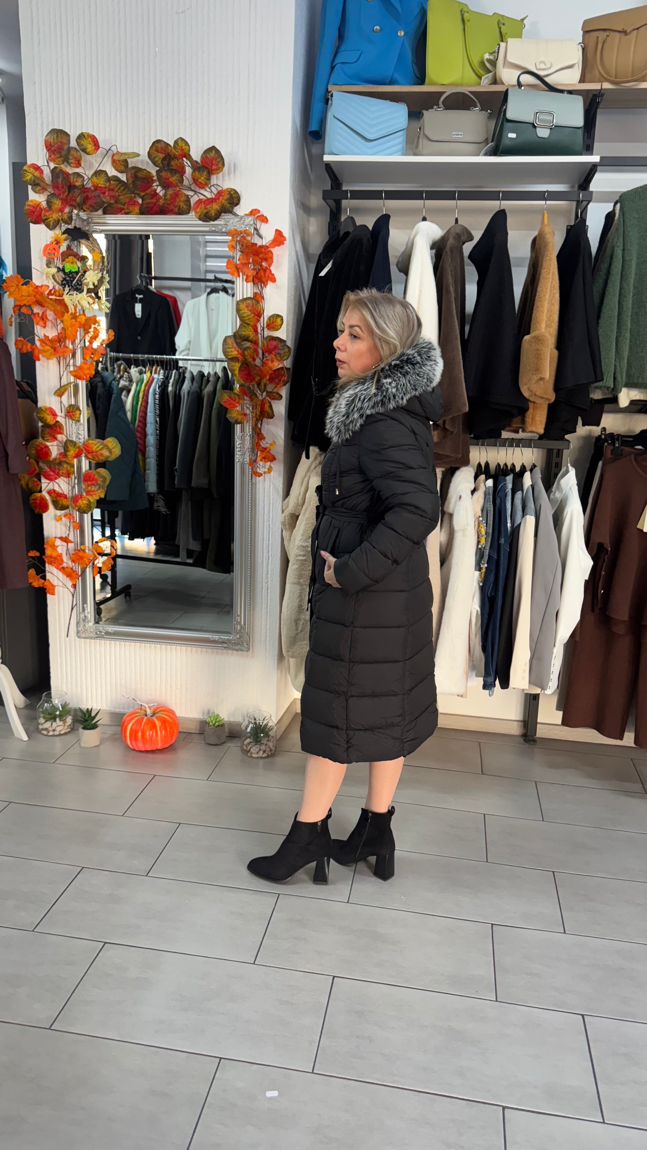 Geacă lungă neagră matlasată cu glugă și blăniță