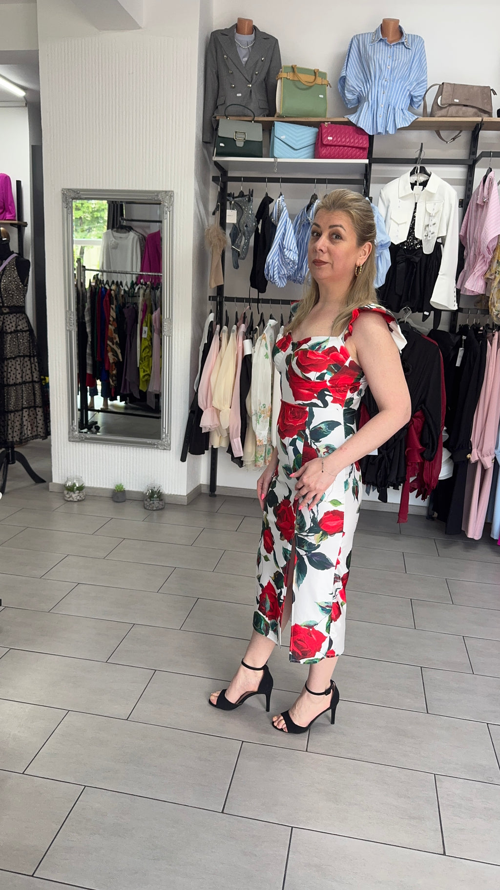 Rochie Midi Tip Corset cu Imprimeu Trandafiri Roșii și Crăpătură pe Picior