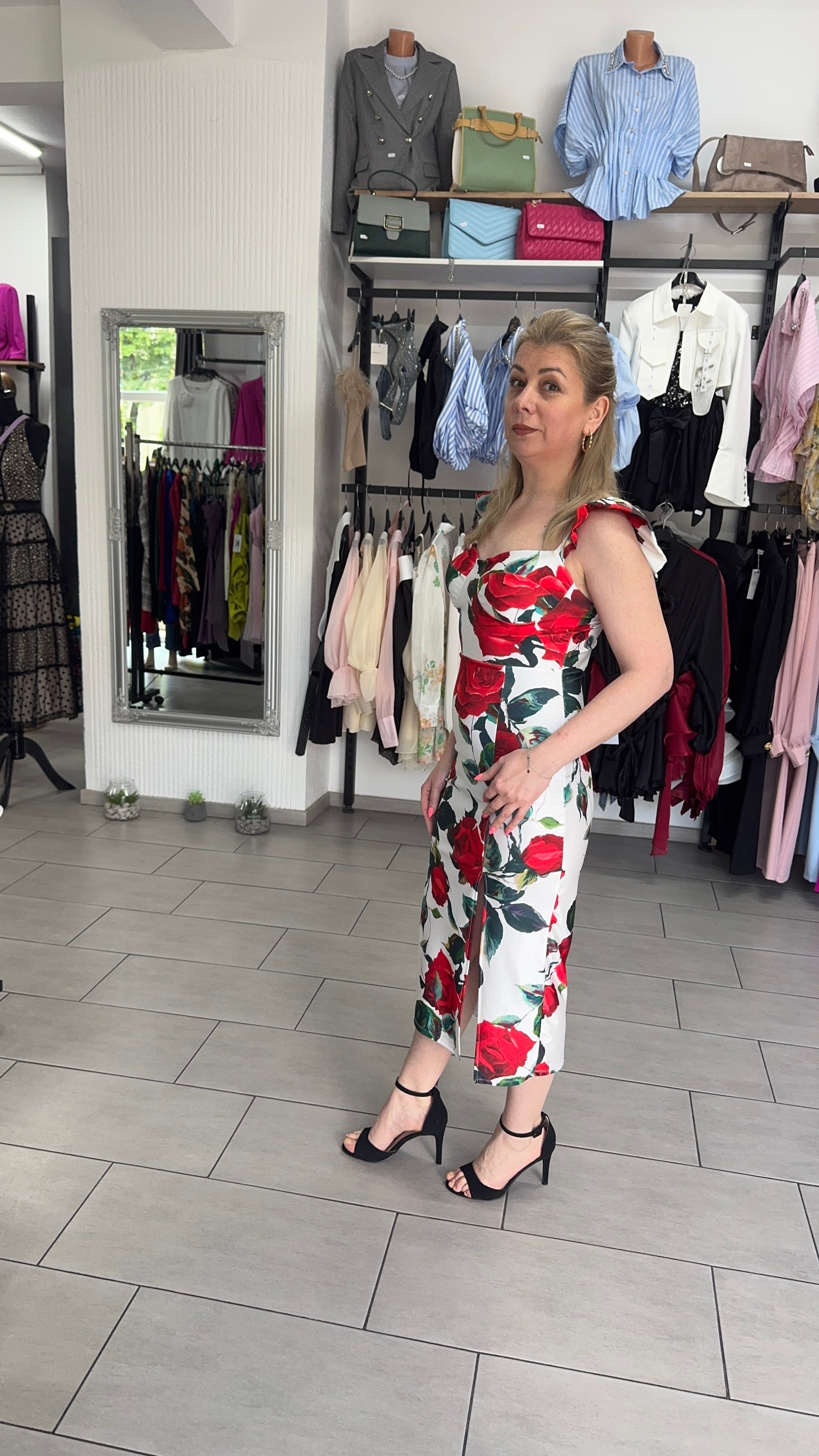 Rochie Midi Tip Corset cu Imprimeu Trandafiri Roșii și Crăpătură pe Picior