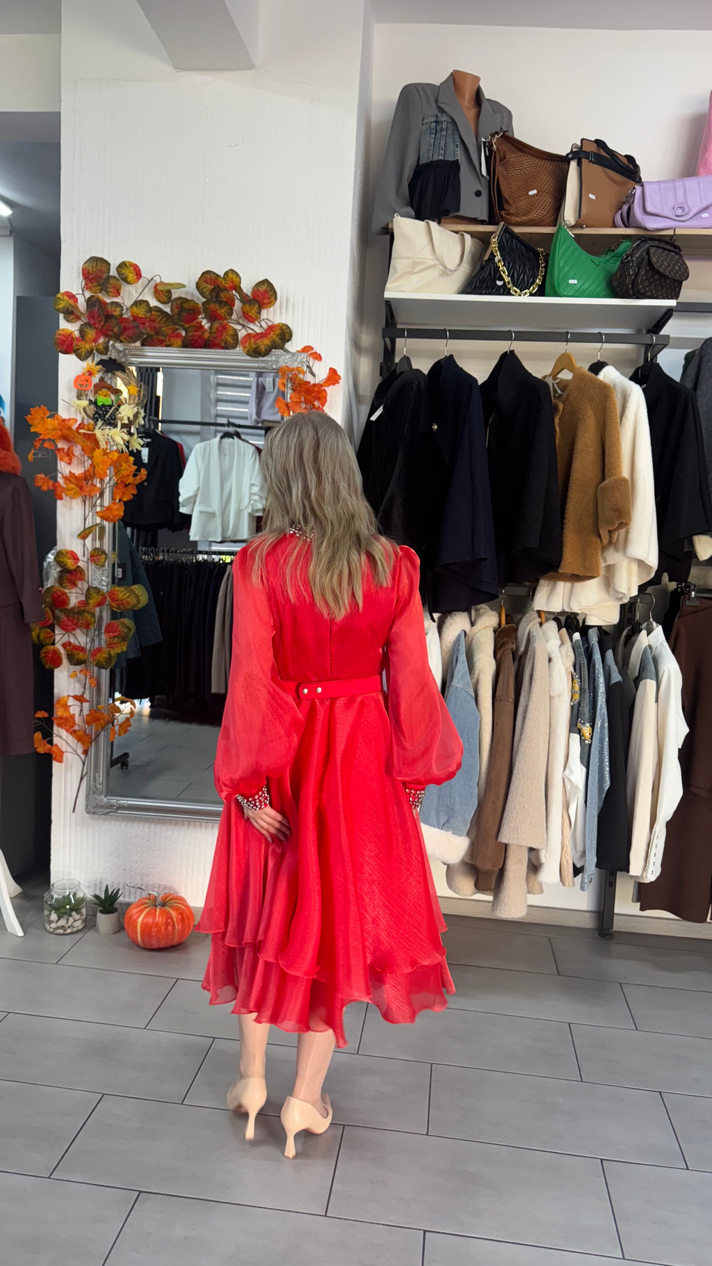 Rochie roșie din voal satinat cu guler și manșete strălucitoare