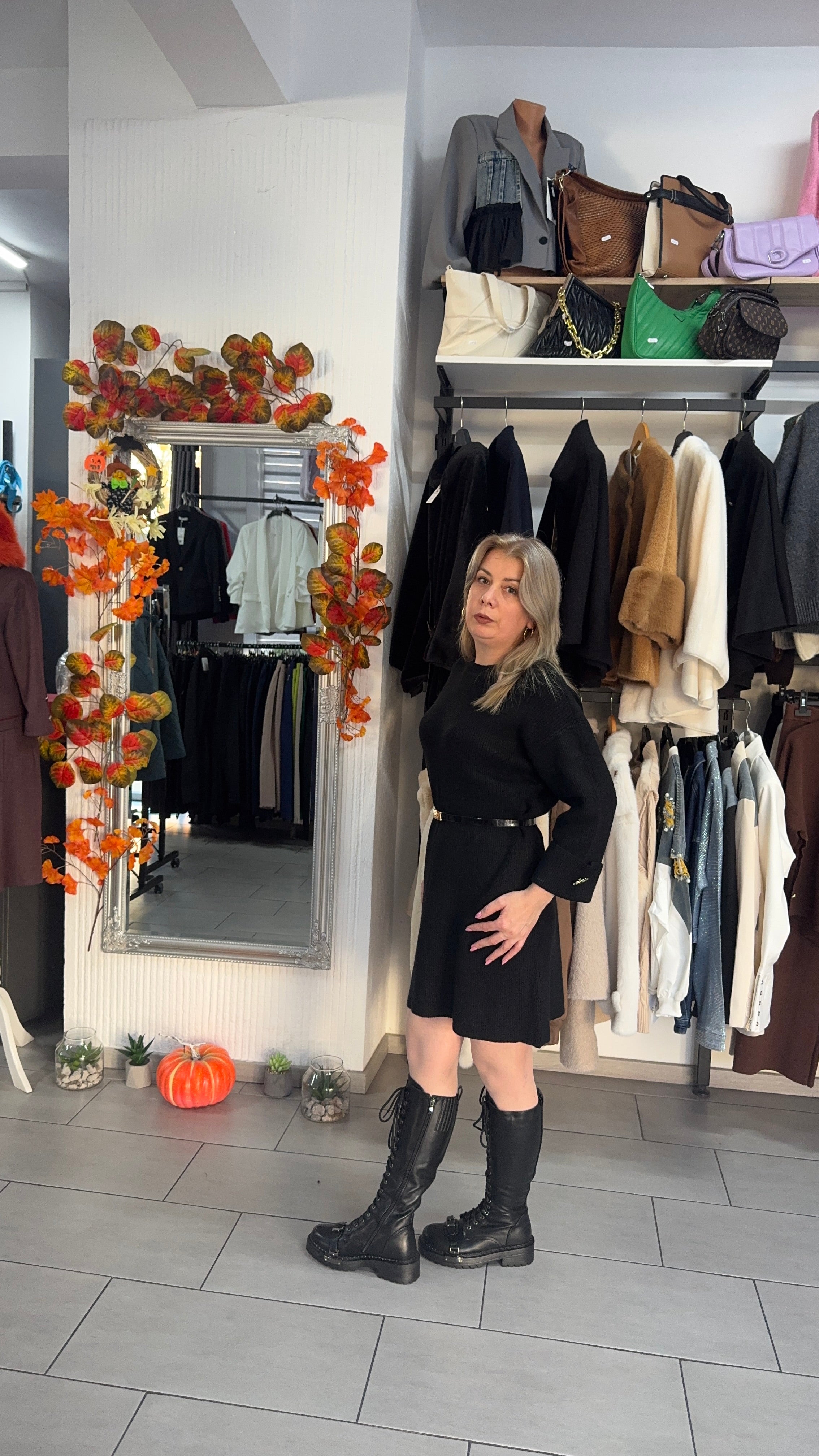 Rochie tricotată neagră cu croi lejer și curea subțire