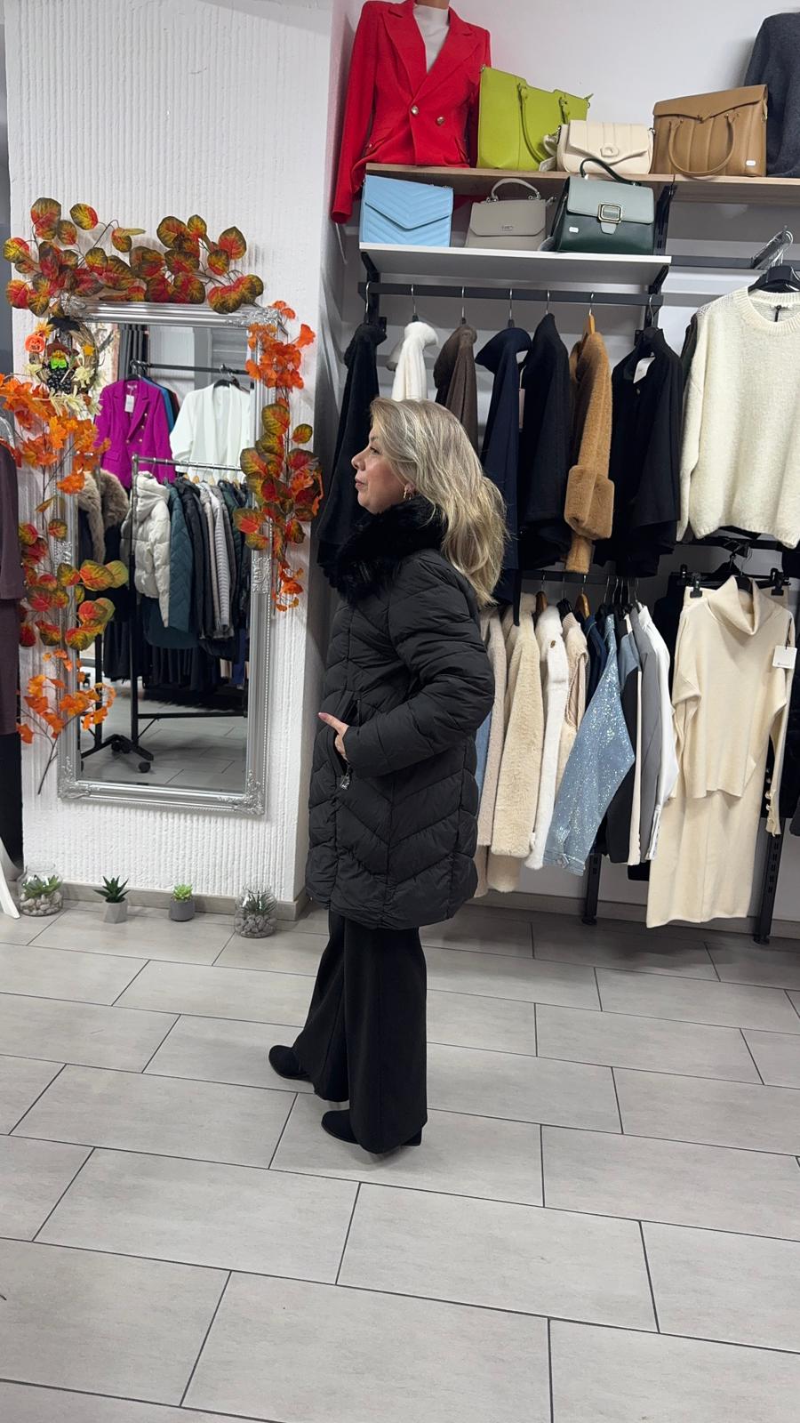 Geacă neagră lungă cu glugă și blană