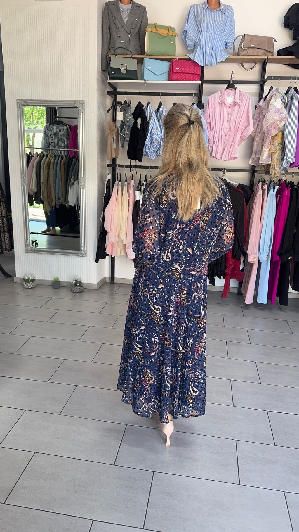 Rochie Midi Elegantă Bleumarin cu Imprimeu Paisley și Mâneci Transparente