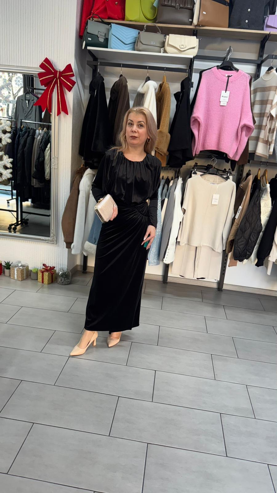 Rochie lungă elegantă din catifea neagră cu drapaj și mâneci lungi