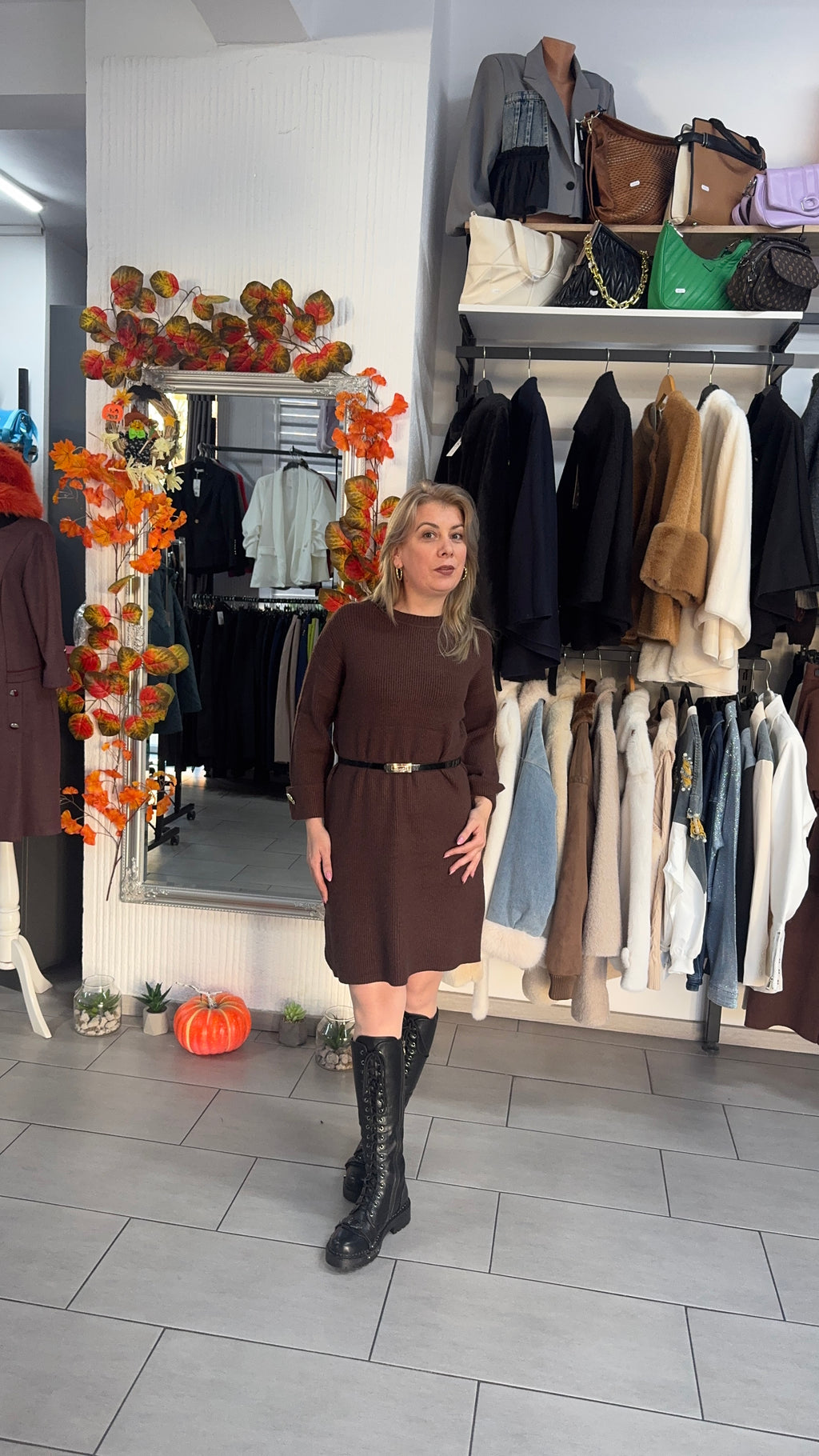 Rochie tricotată maro cu croi lejer și curea subțire