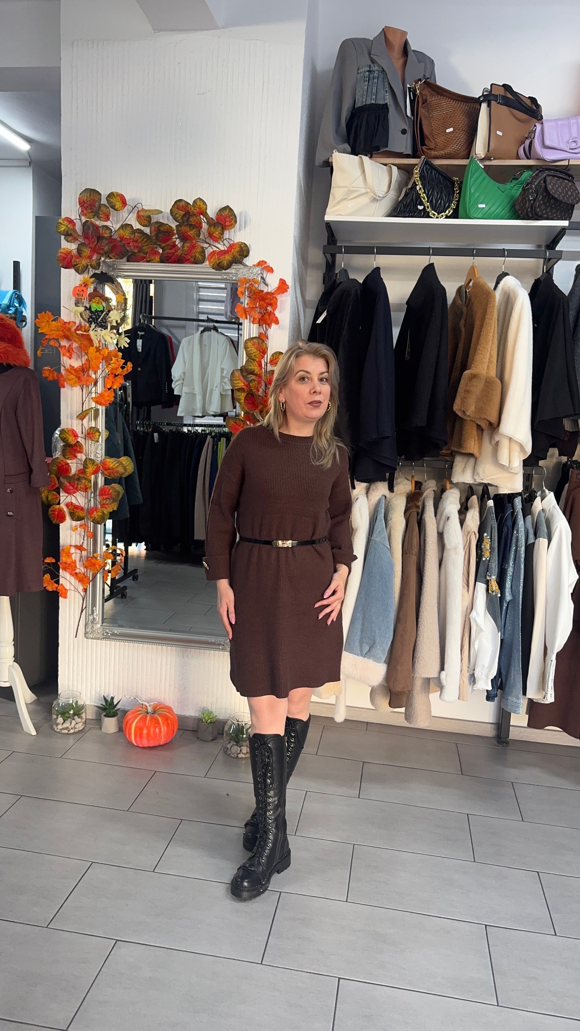 Rochie tricotată maro cu croi lejer și curea subțire