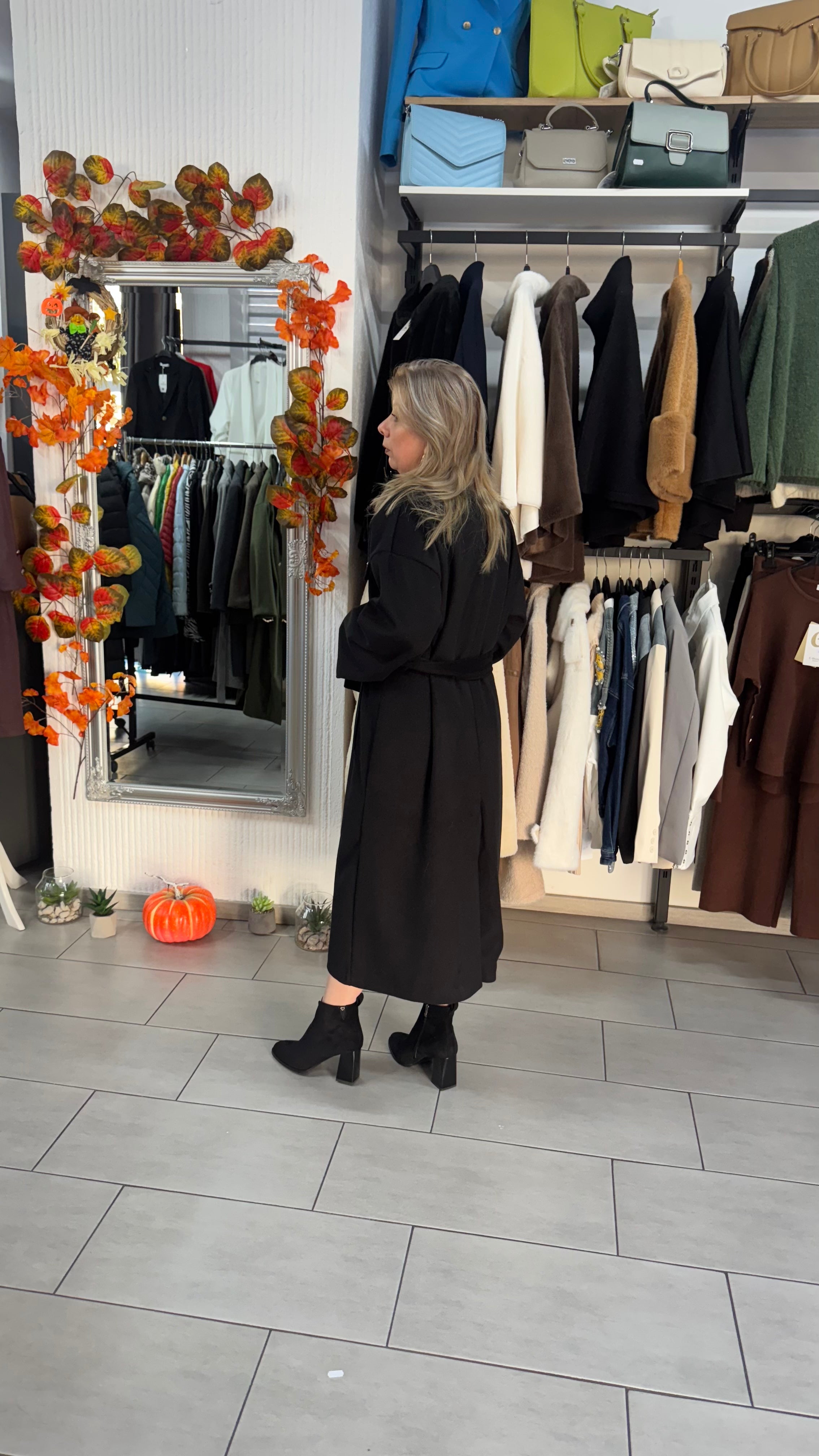 Palton lung negru cu detalii elegante