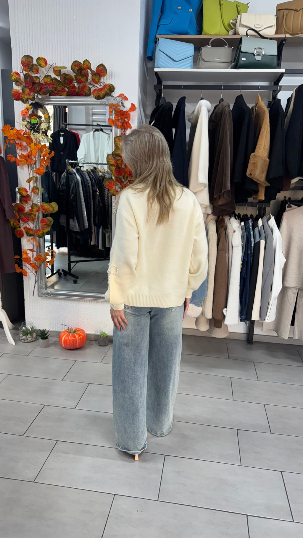 Pulover bej cu fundițe din perle aplicate