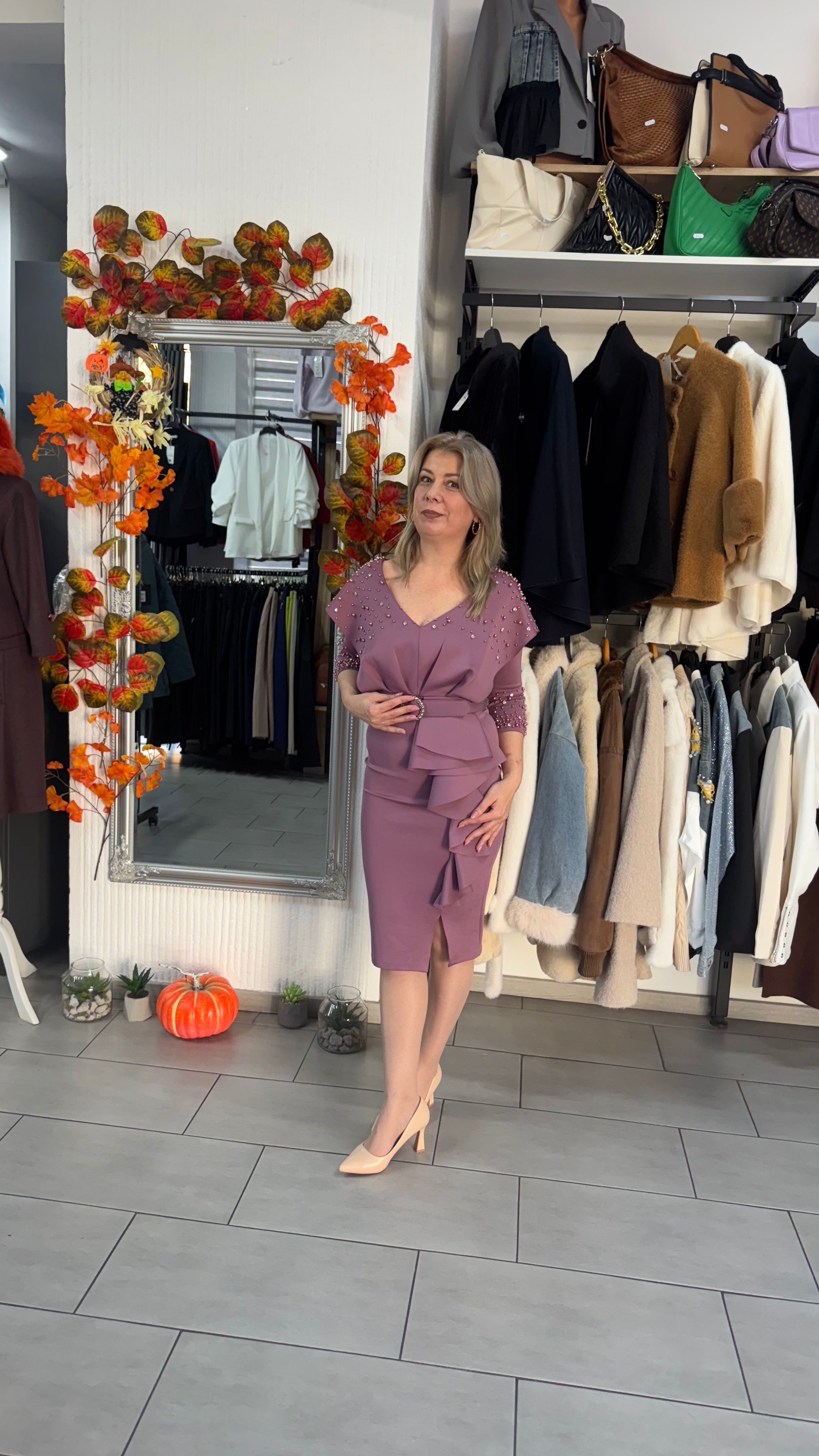 Rochie lila cu perle aplicate și detaliu peplum