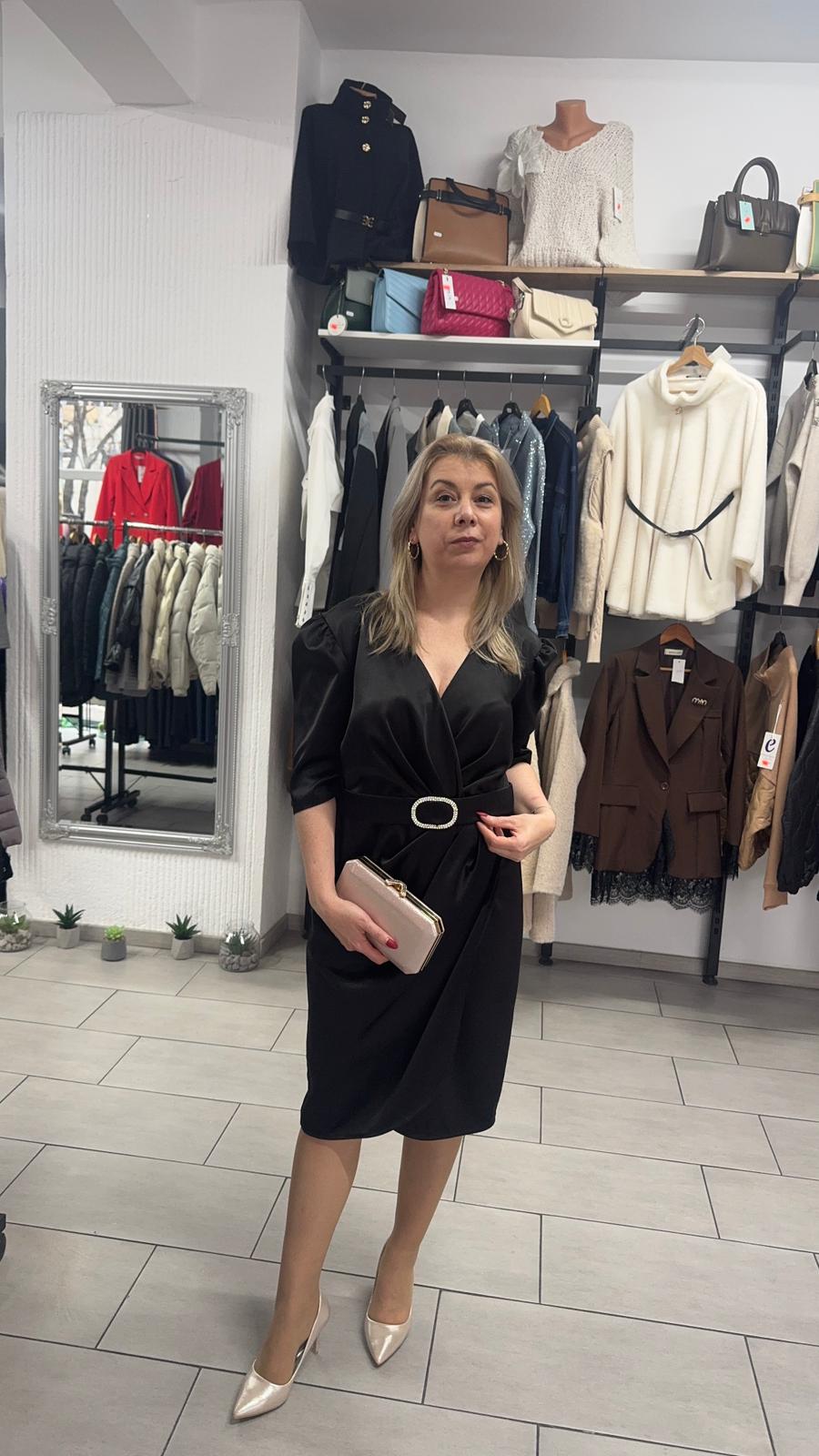 Rochie neagră cu decolteu petrecut și accesoriu decorativ în talie