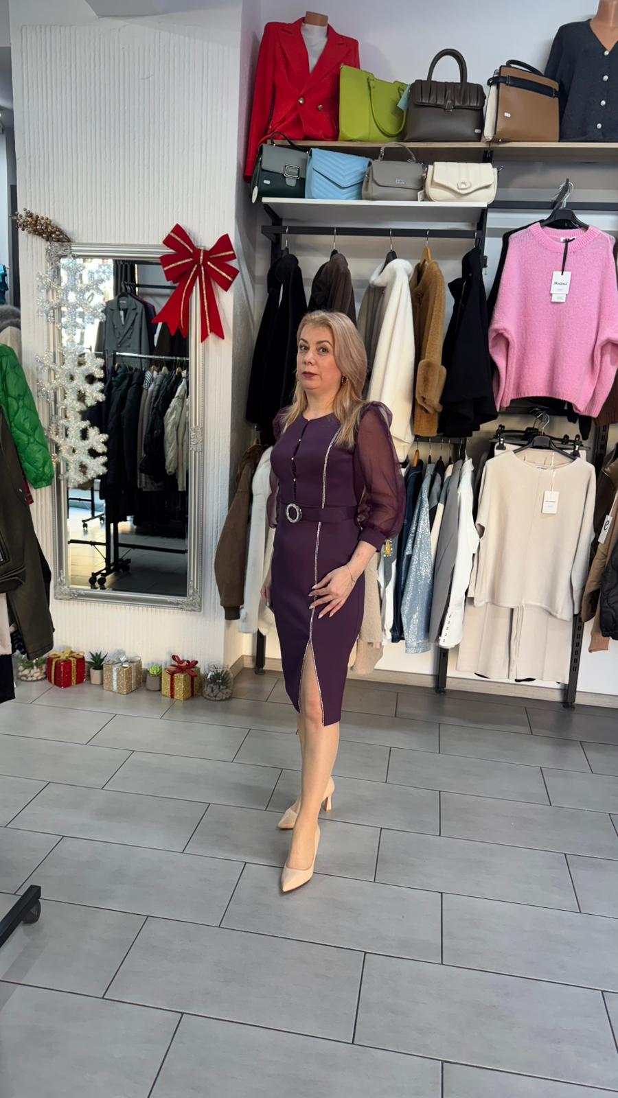 Rochie midi elegantă mov cu mâneci din voal, detalii metalice și slit frontal