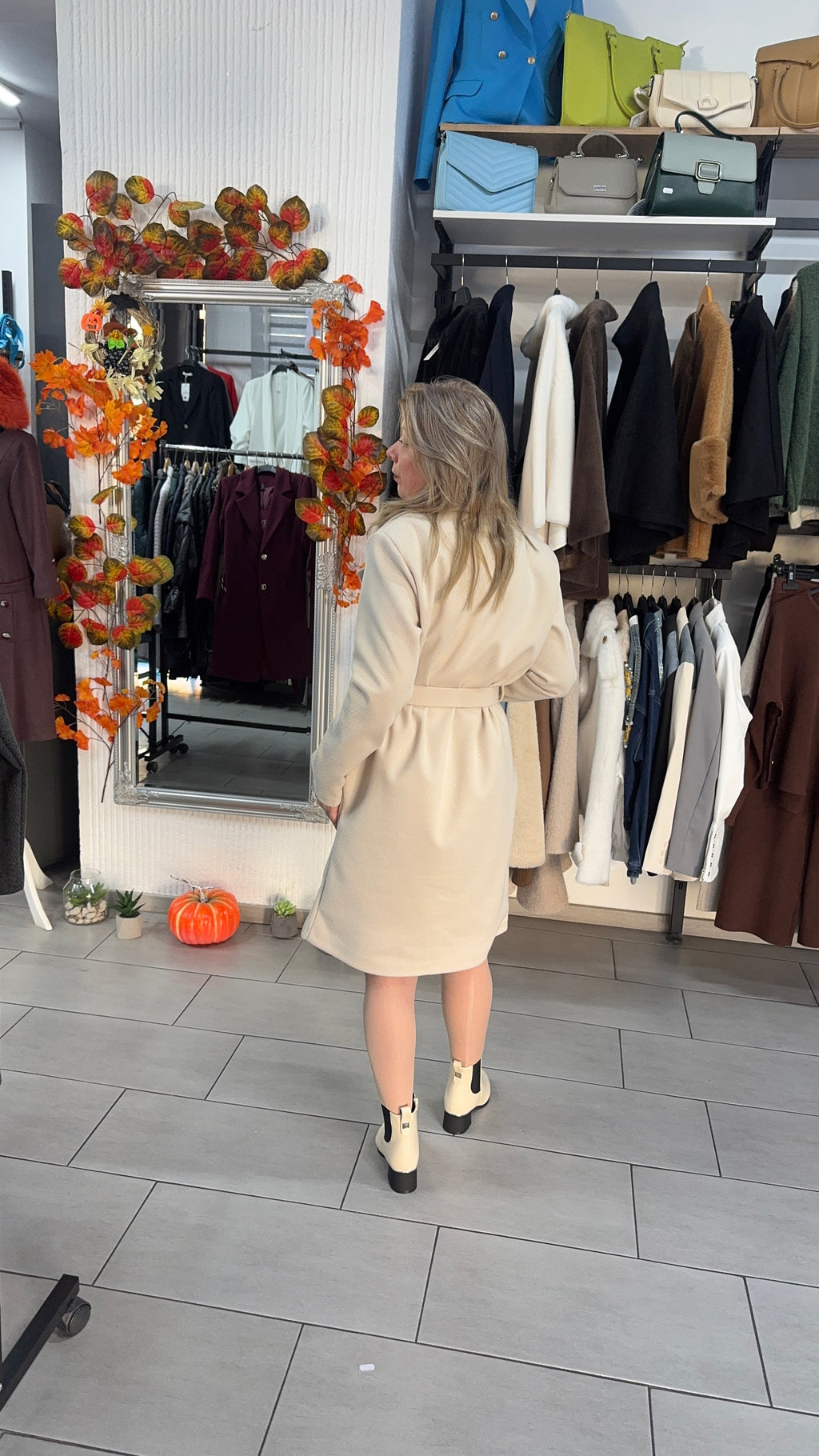 Palton crem elegant cu curea și revere clasice