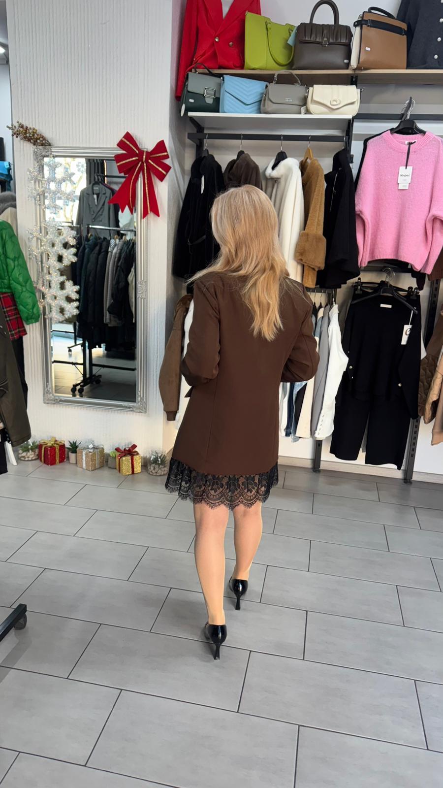 Rochie tip sacou maro cu dantelă – sacou rochiță elegantă și feminină