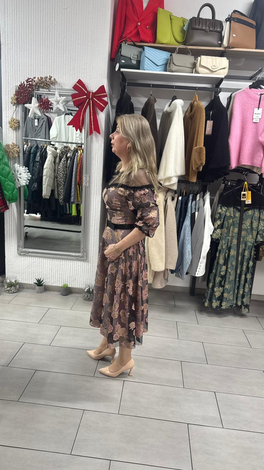 Rochie elegantă roz pudra cu broderie florală și inserție din tull