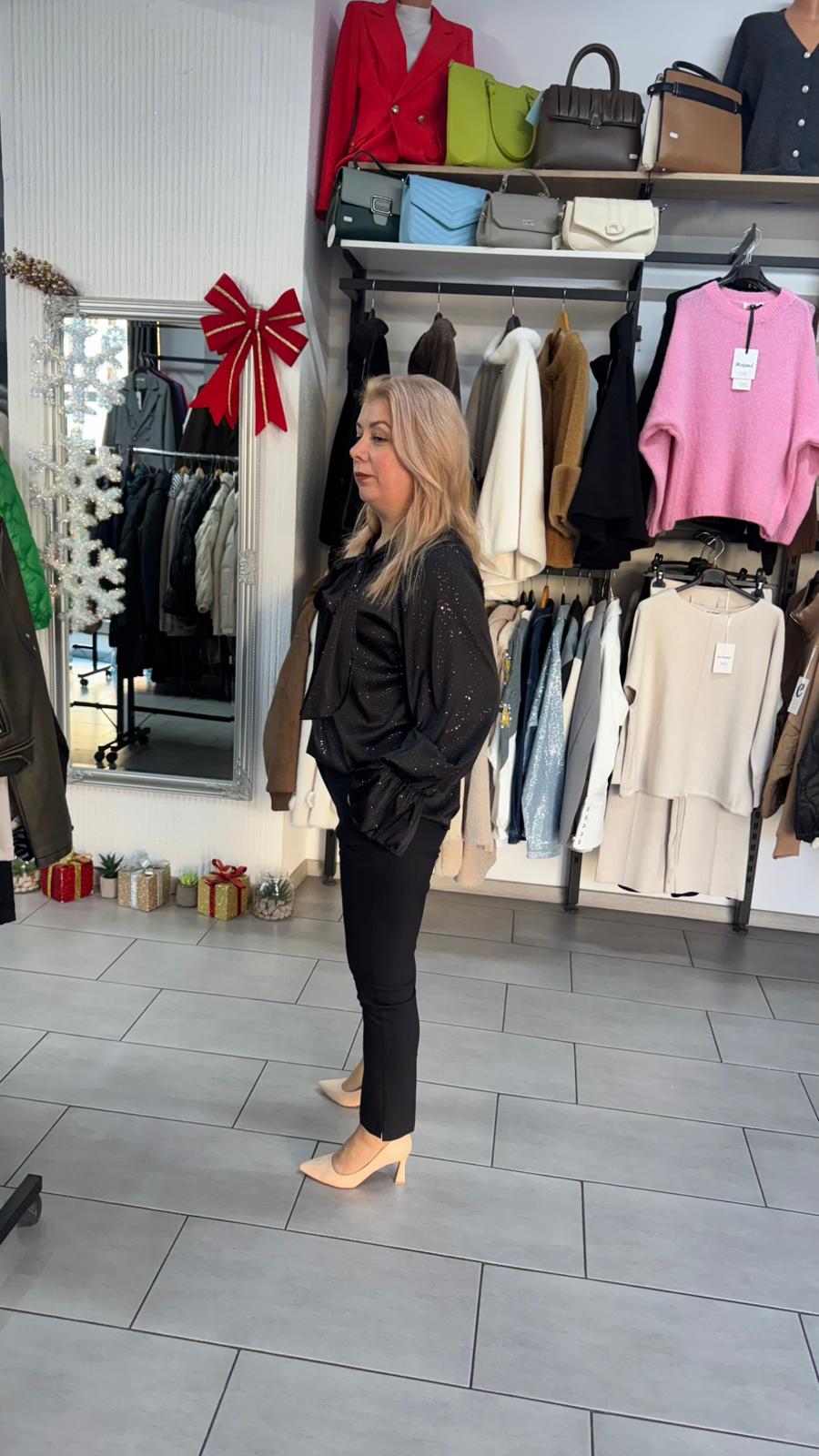 Bluză elegantă neagră cu fundă decorativă și mâneci vaporoase