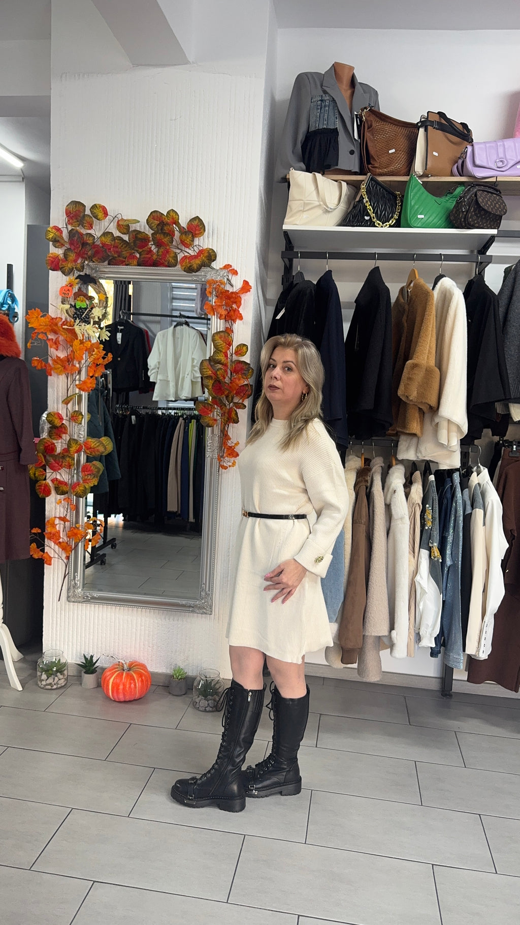 Rochie tricotată crem cu croi lejer și curea subțire