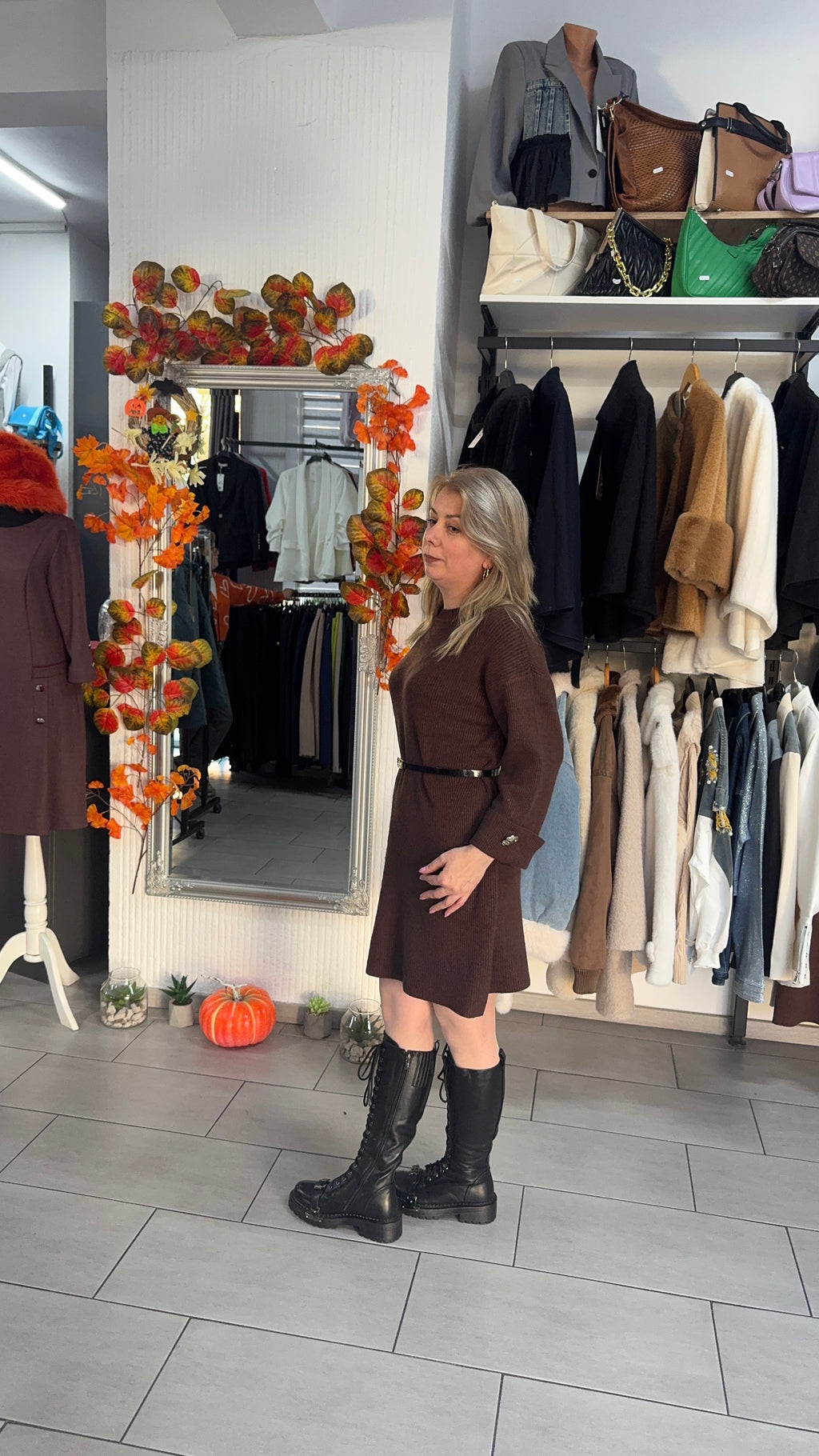 Rochie tricotată maro cu croi lejer și curea subțire