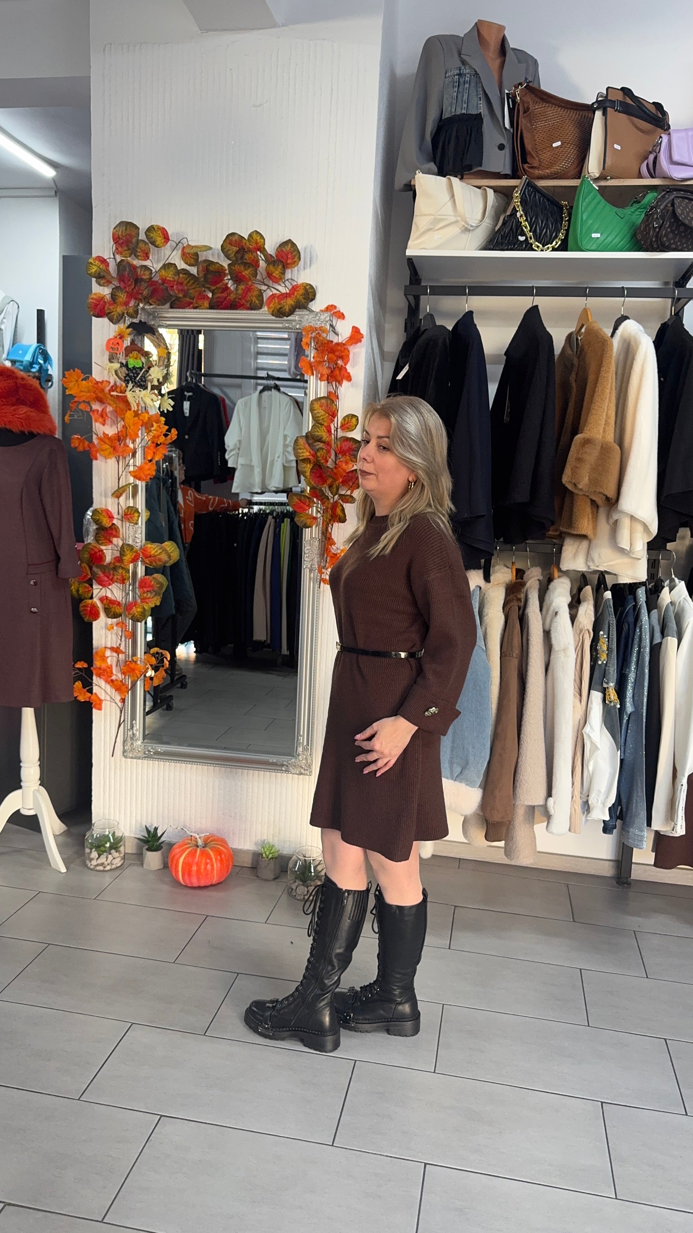 Rochie tricotată maro cu croi lejer și curea subțire