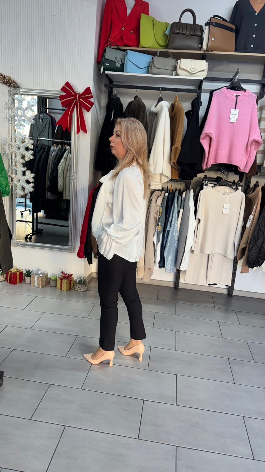 Bluză elegantă albă cu fundă decorativă și mâneci vaporoase