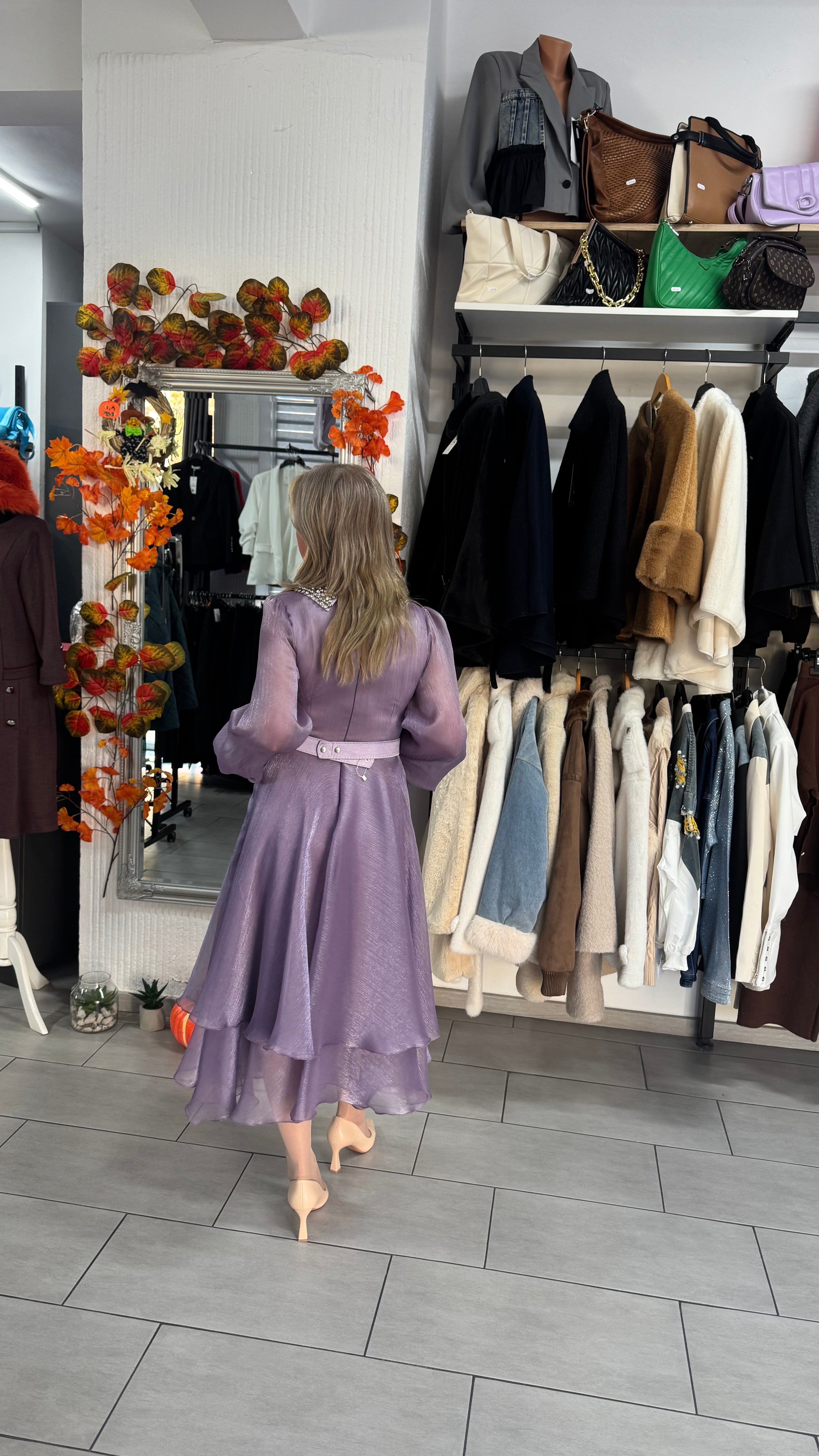 Rochie lila din voal satinat cu guler și manșete strălucitoare