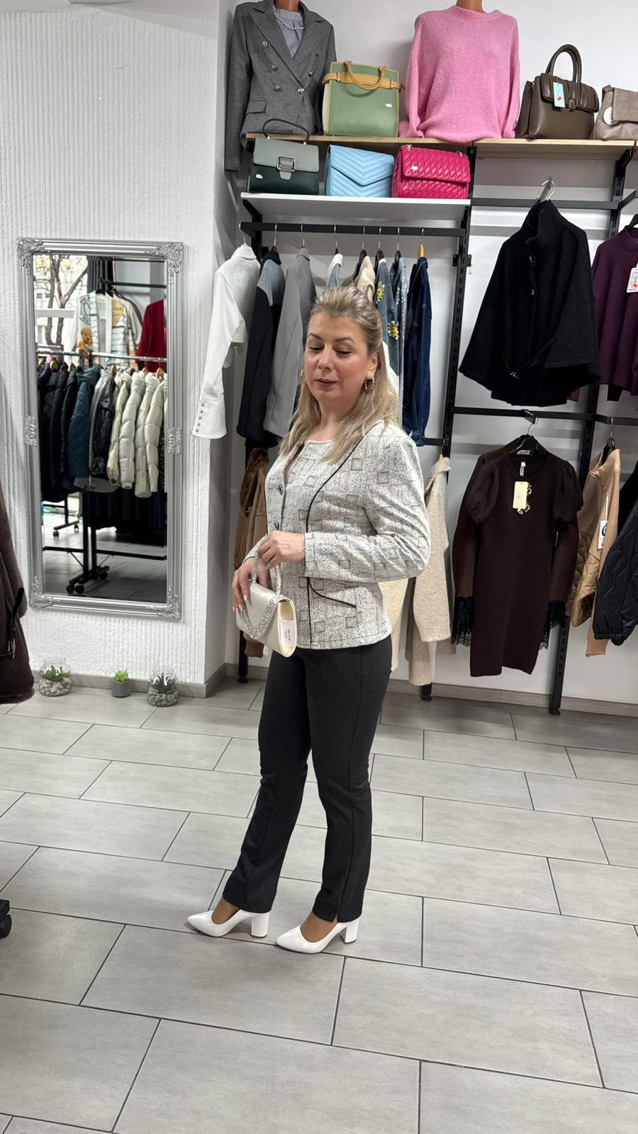 Sacou elegant damă gri texturat cu croială cambrată și nasturi decorativi